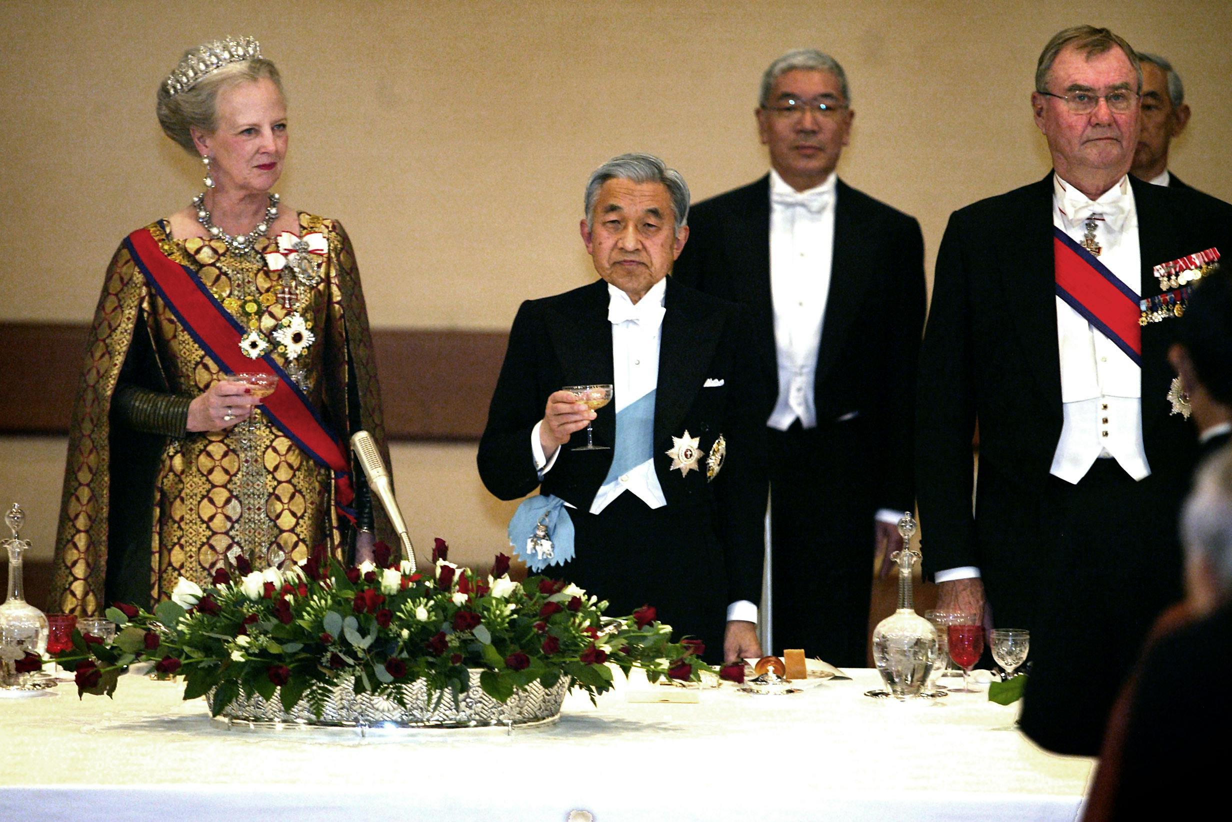 Regentparret til statsmiddag med Kejserparret i Tokyo tirsdag d. 16. november 2004. Fra venstre, dronning Margrethe, kejser Akihito og prins Henrik. 112 tjenere opvartede 120 gæster ved statsmiddagen for regentparret i det kejserlige palads.