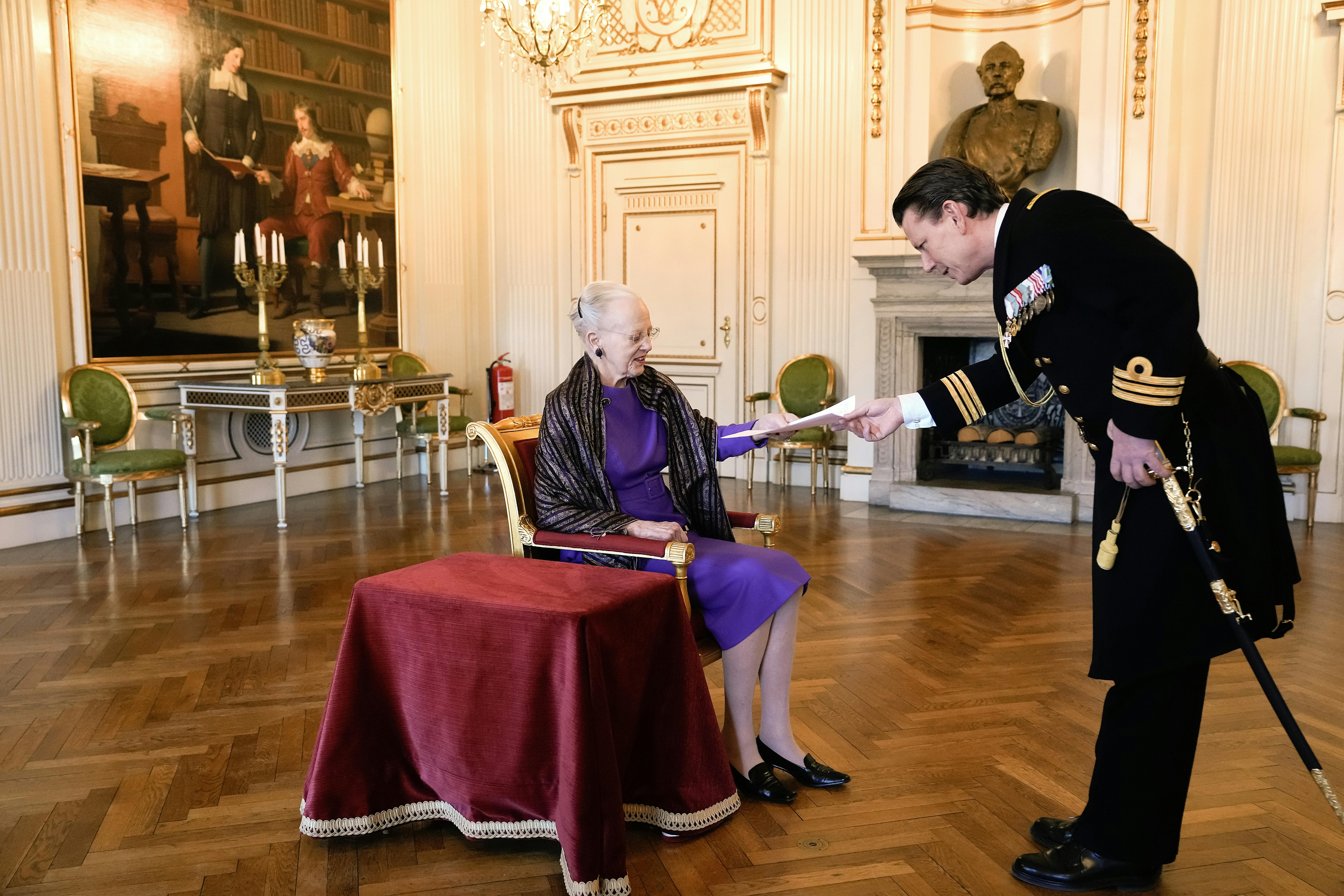 Denmarks Queen Margrethe receives a list of receivers of medal and orders before a public audience at Christiansborg Castle in Copenhagen, Monday January 8, 2024. Before Sunday's change of throne takes place in Denmark, Queen Margrethe had her last official task Monday as the head of the Danish royal house.. (Foto: Keld Navntoft/Ritzau Scanpix)
