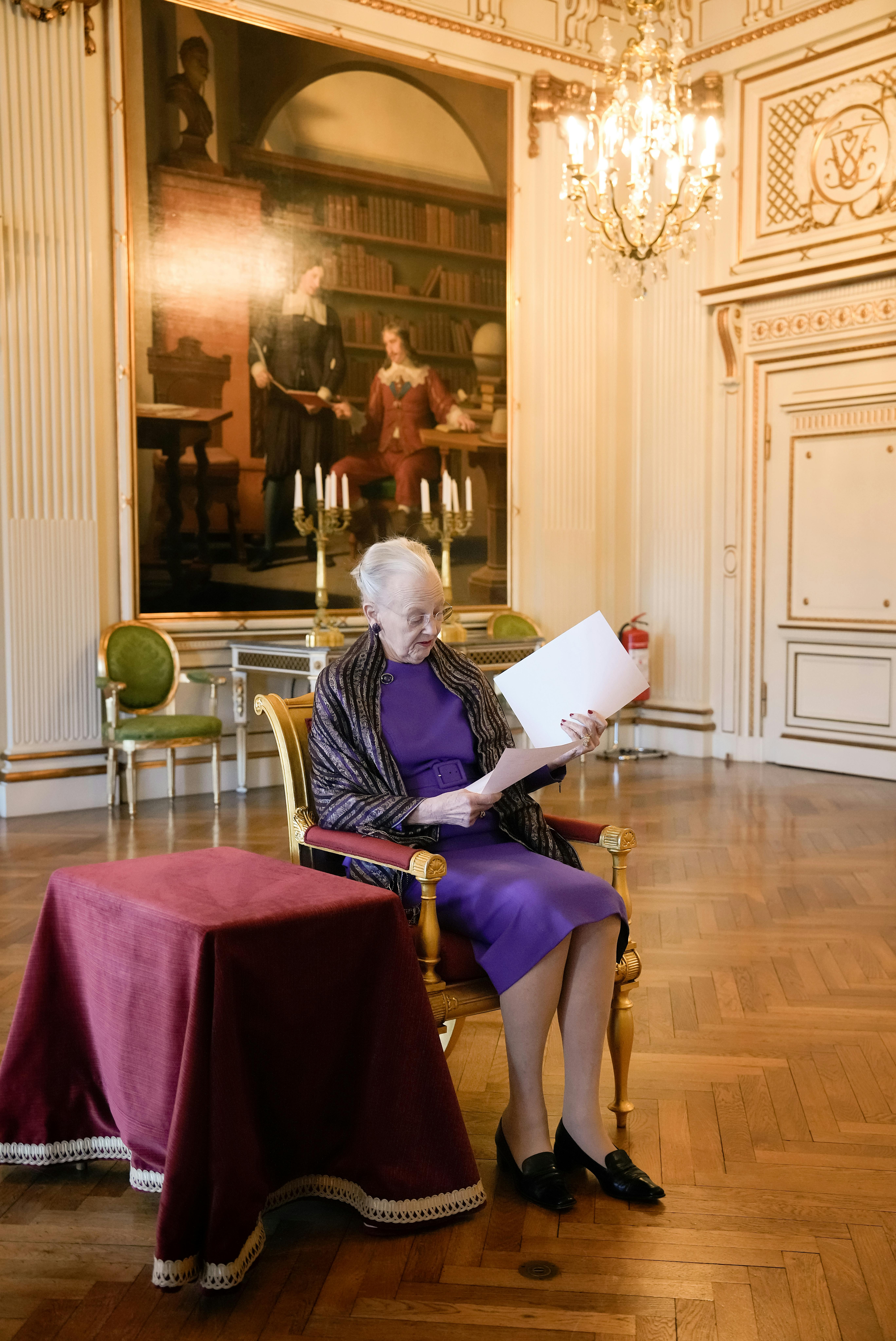 Denmarks Queen Margrethe receives a list of receivers of medal and orders before a public audience at Christiansborg Castle in Copenhagen, Monday January 8, 2024. Before Sunday's change of throne takes place in Denmark, Queen Margrethe had her last official task Monday as the head of the Danish royal house.. (Foto: Keld Navntoft/Ritzau Scanpix)