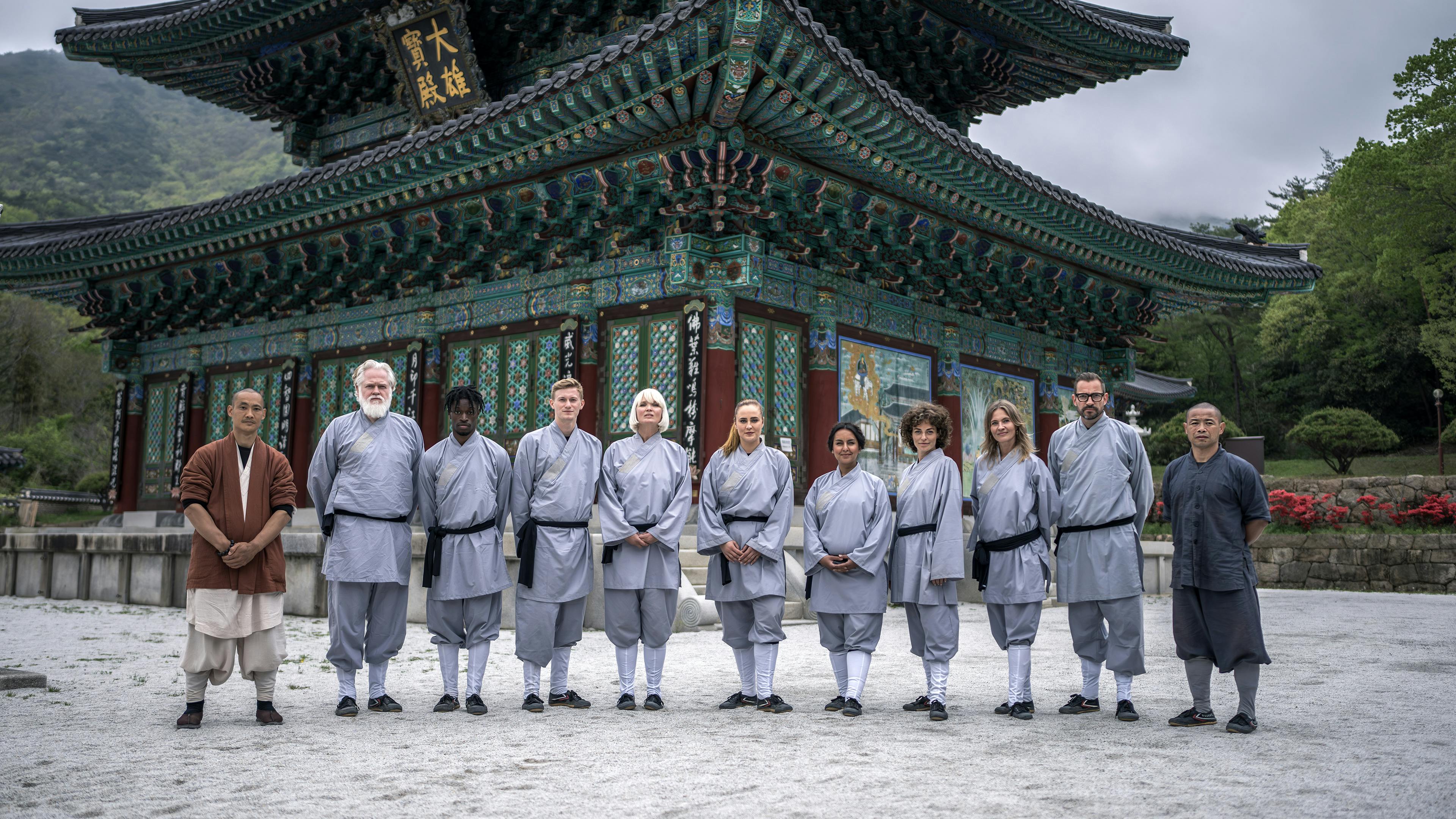 De medvirkende (fv.) Shi Heng Yi, Esben Dalgaard, Rico Coker, Albert Rosin Harson, Sharin Foo, Sarah Bro, Geeti Amiri, Sarah Grünewald, Anne Sofie Espersen, Adam Duvå Hall og Shifu Yan Lei i 'Shaolin'. 