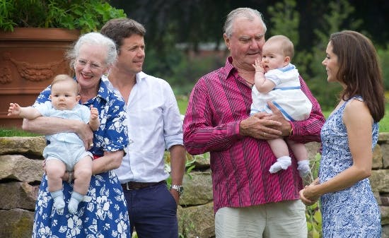 Dronning Margrethe med lille prins Vincent, prins Henrik med Josephine, mens Frederik og Mary ser til.