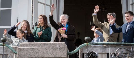 Dronning Margrethe fejres fra balkonen på Marselisborg Slot.