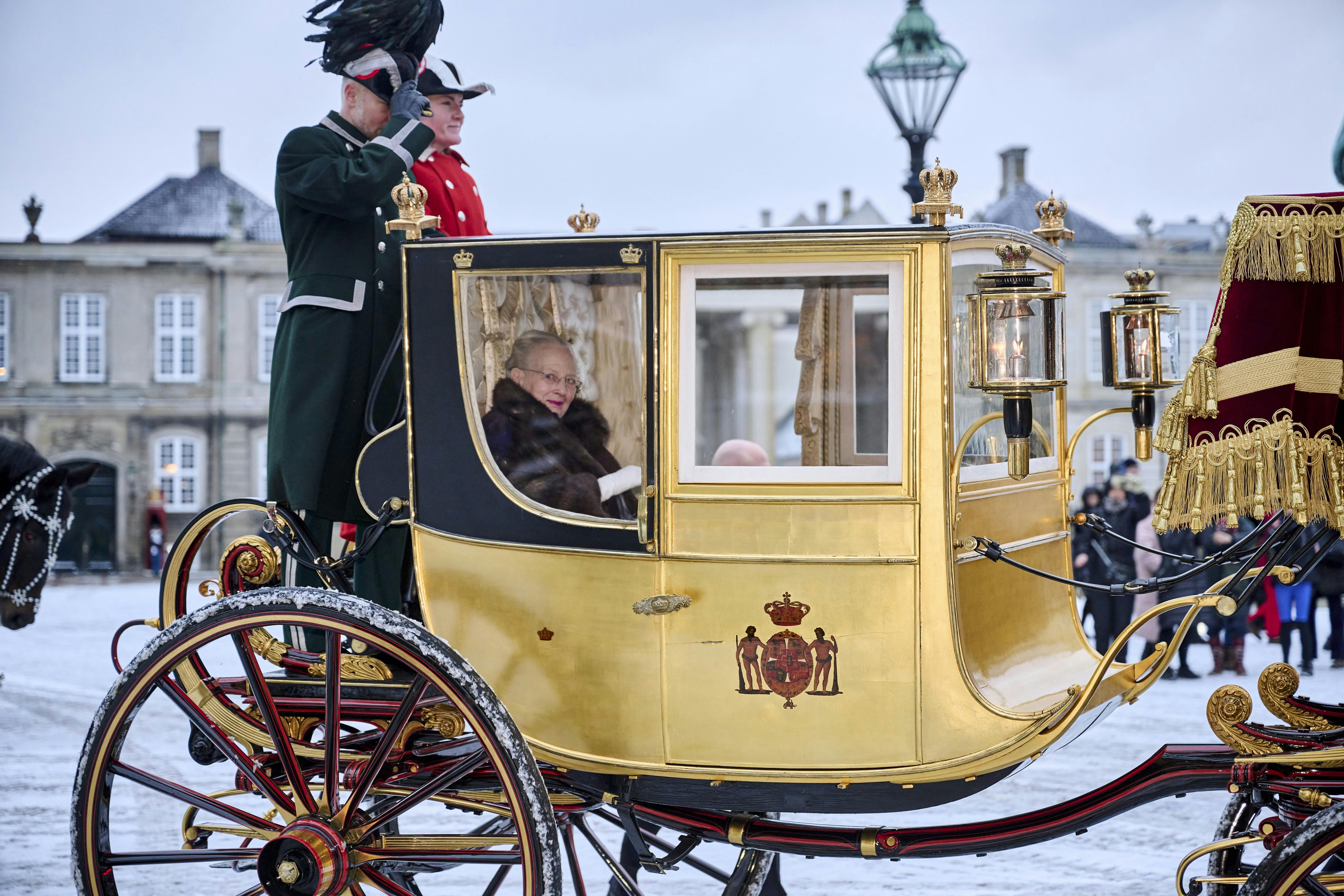 Opgavebeskrivelse: H.M. Dronningen eskorteres af Gardehusarregimentets Hesteskorte i karet fra Christian IX’s Palæ på Amalienborg til Christiansborg SlotJournalist: Marianne Singer og Ulrik UlriksenSted: Amalienborg, KøbenhavnFotograf: Lars H. LaursenOptagelsedato: 2024.01.04