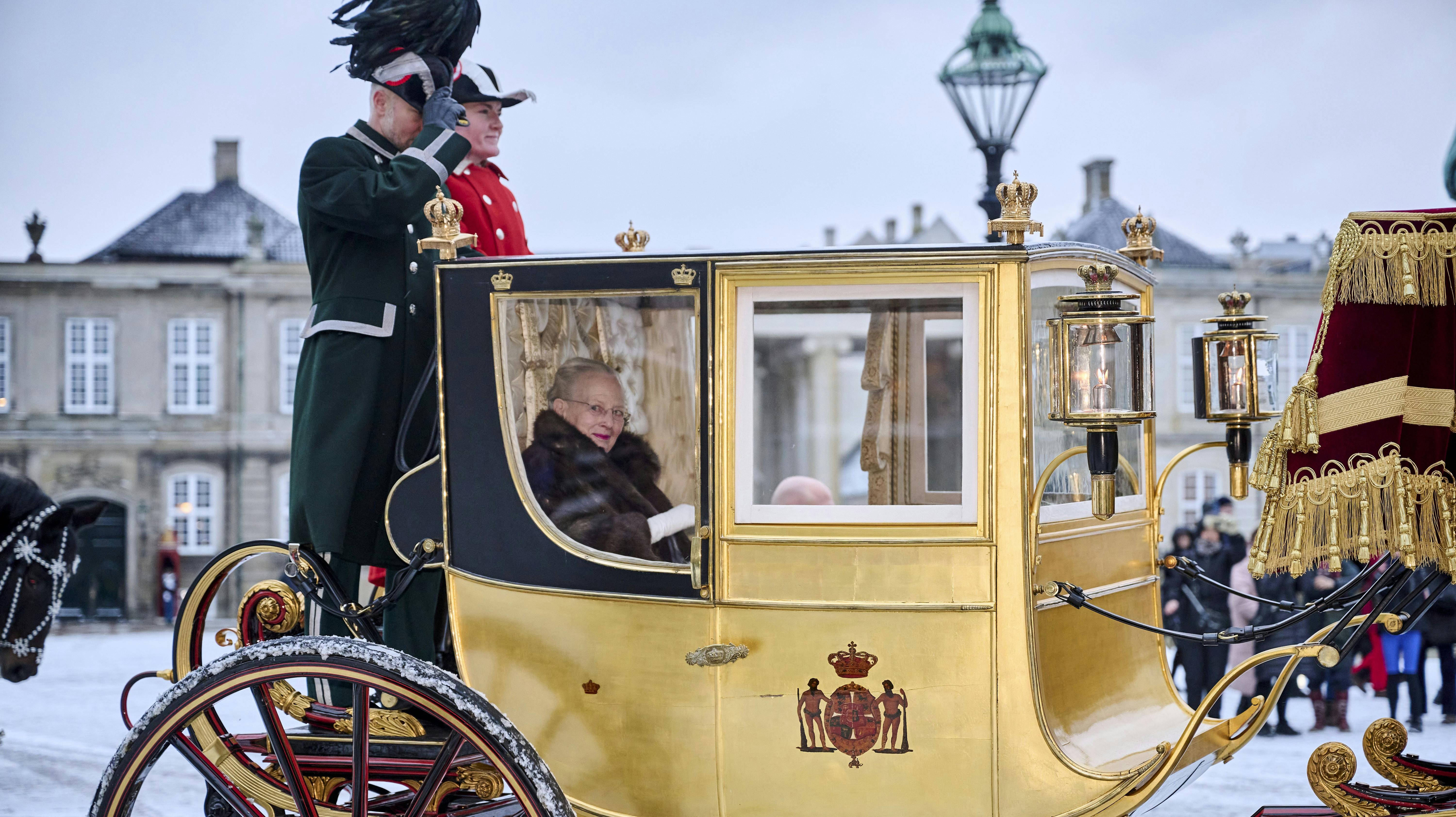 H.M. Dronningen eskorteres af Gardehusarregimentets Hesteskorte i karet fra Christian IX’s Palæ på Amalienborg til Christiansborg Slot