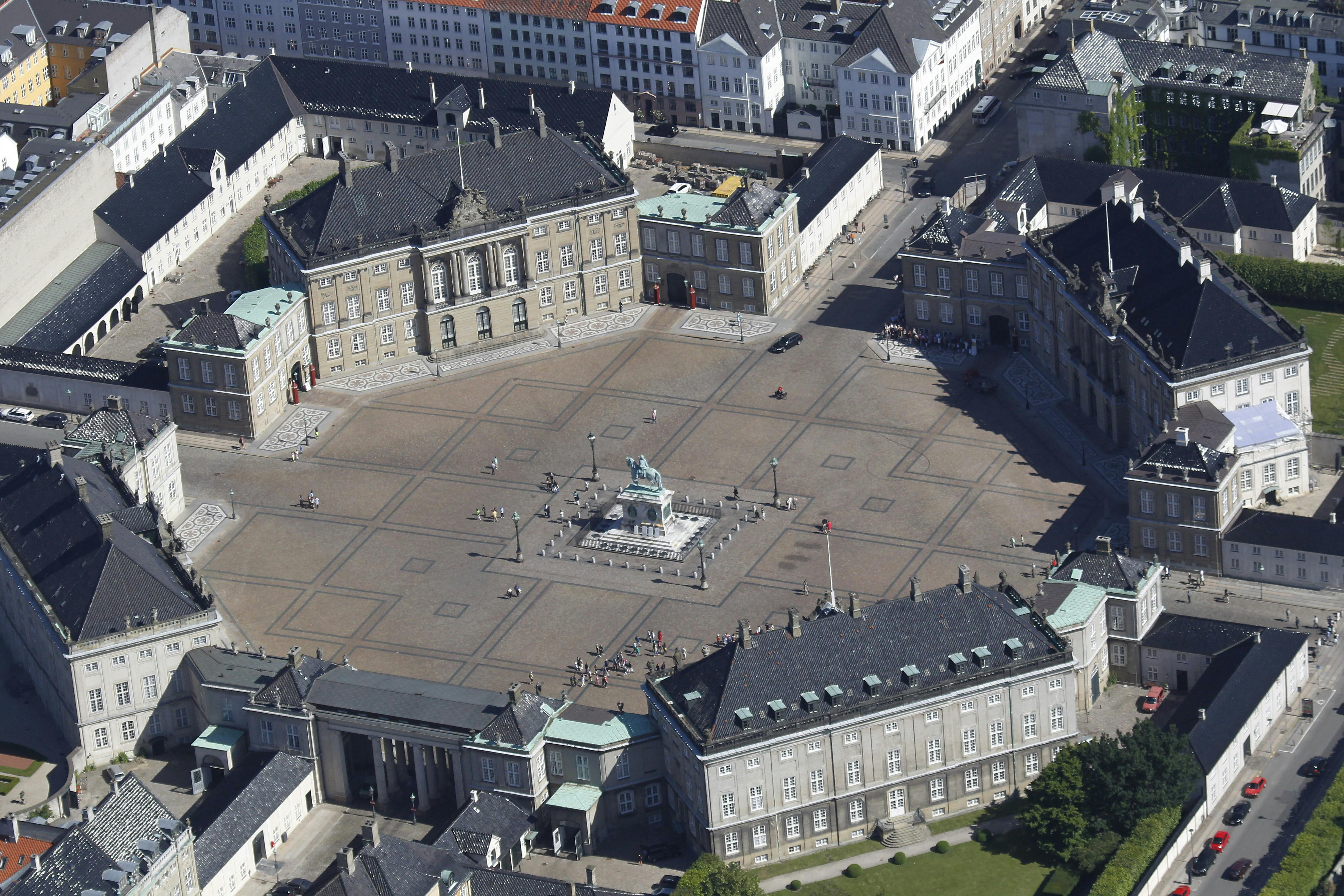 Luksus fra luften -Amalienborg Slot - Frederik VIII's palæ, kronprins Frederik og kronprinsesse Marys bolig i København  (Brockdorffs Palæ) -Dato: 12.07.2010 -Foto: Claus Poulsen -