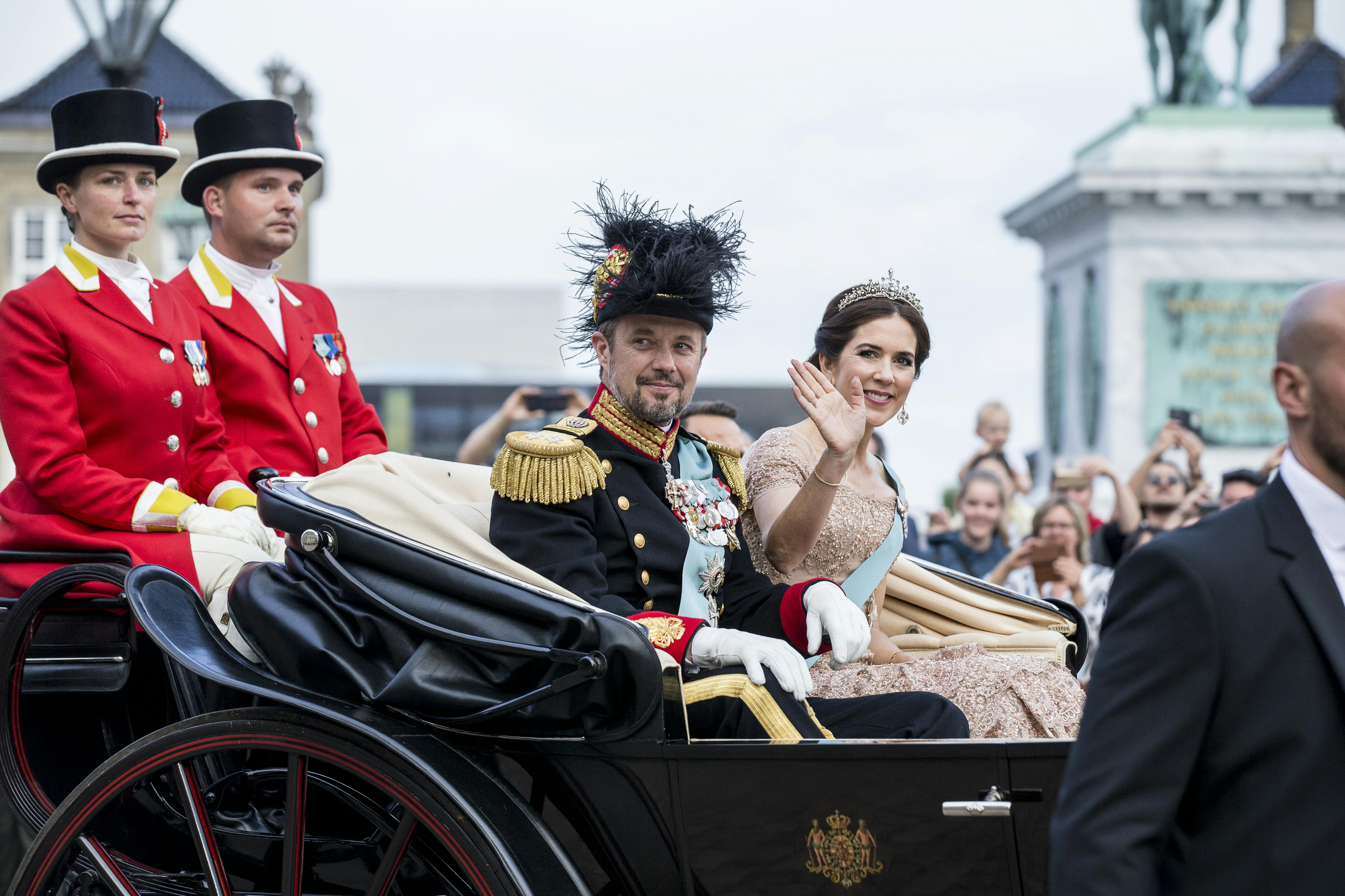 Kronprins Frederik og kronprinsesse Mary kører i karet til taflet på Christiansborg Slot til kronprinsens 50-års fødselsdag.&nbsp;