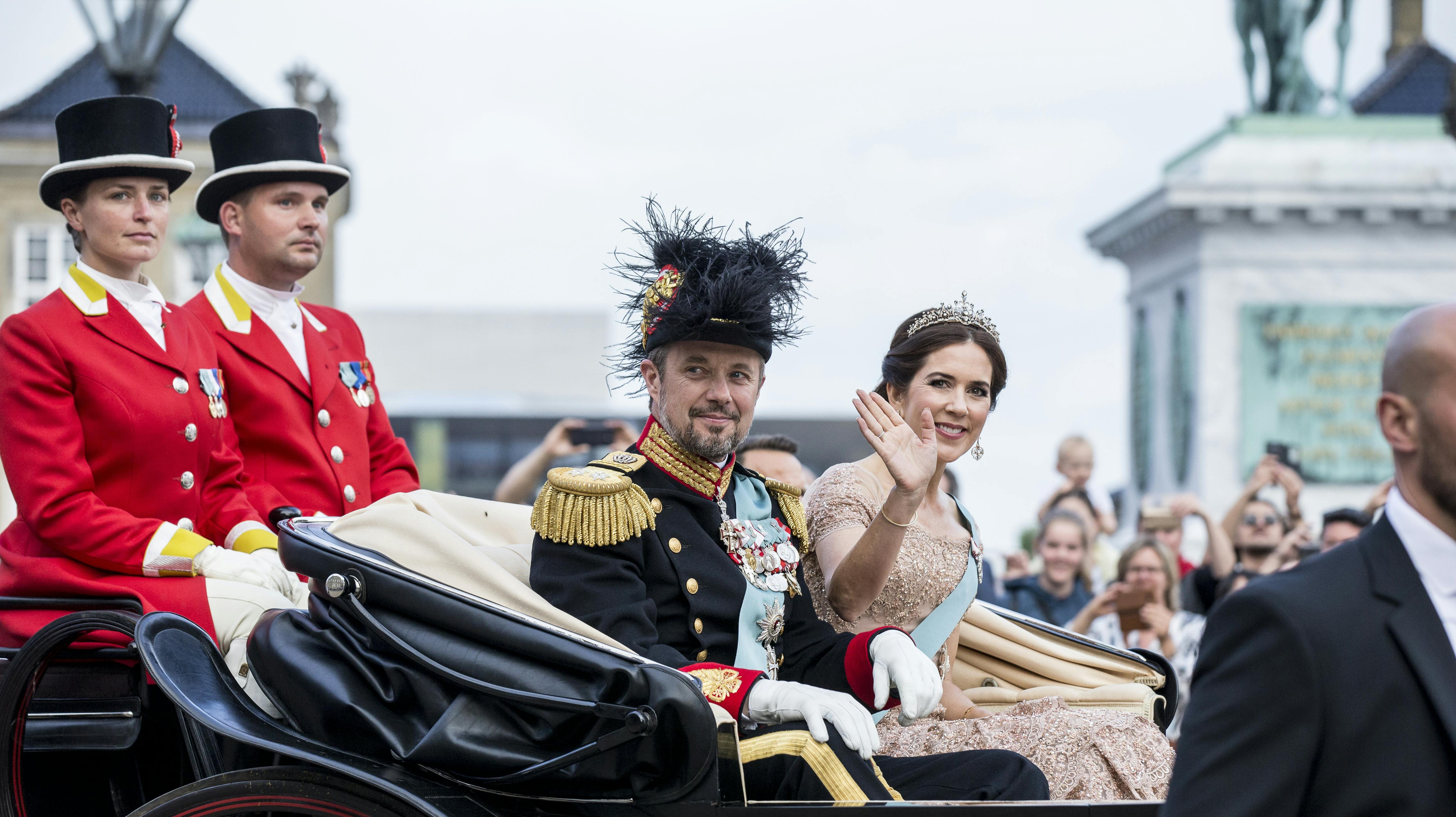 Kronprins Frederik og kronprinsesse Mary kører i karet til taflet på Christiansborg Slot til kronprinsens 50-års fødselsdag. 