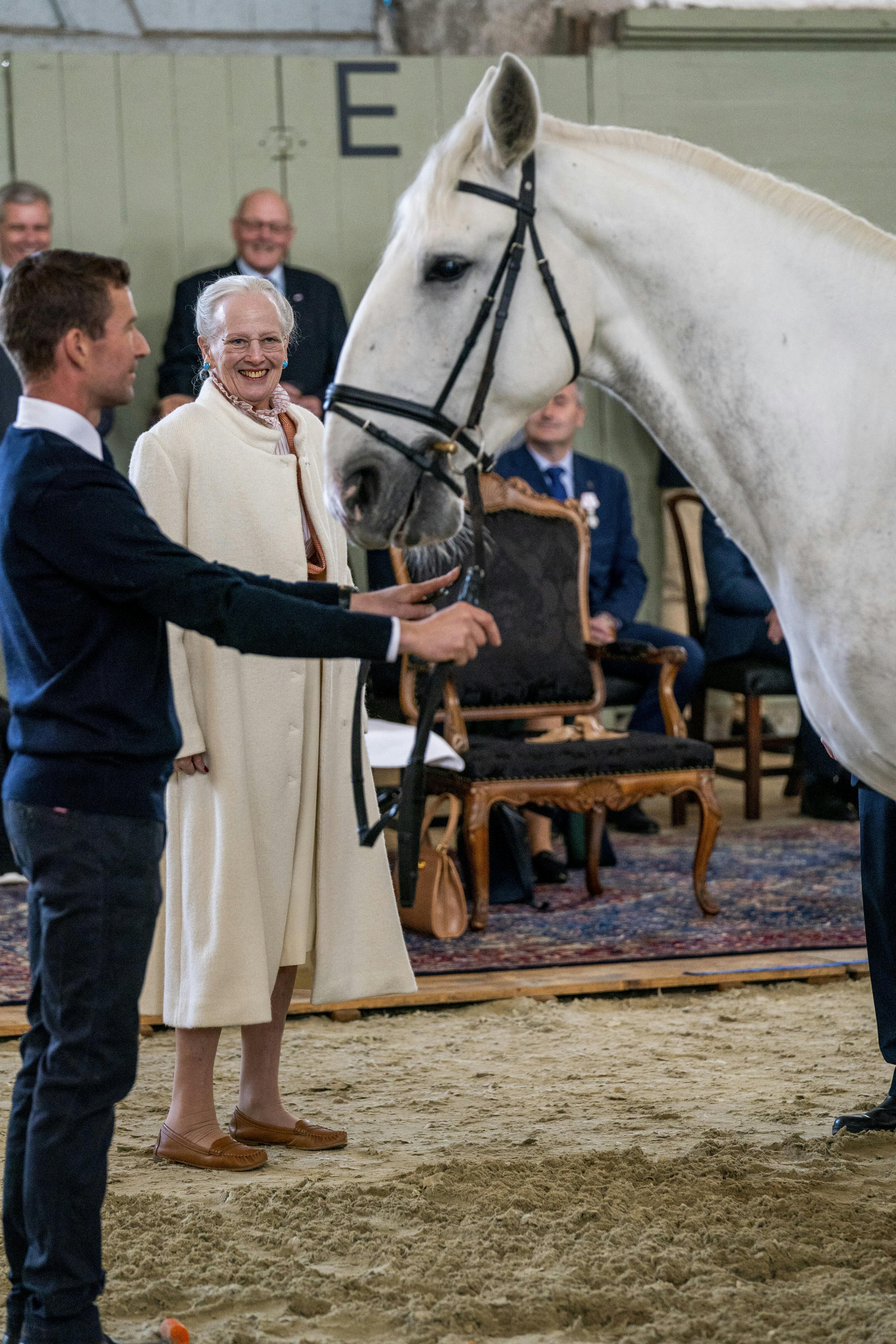 Dronning Margrethe med hesten, hun fik i jubilæumsgave.