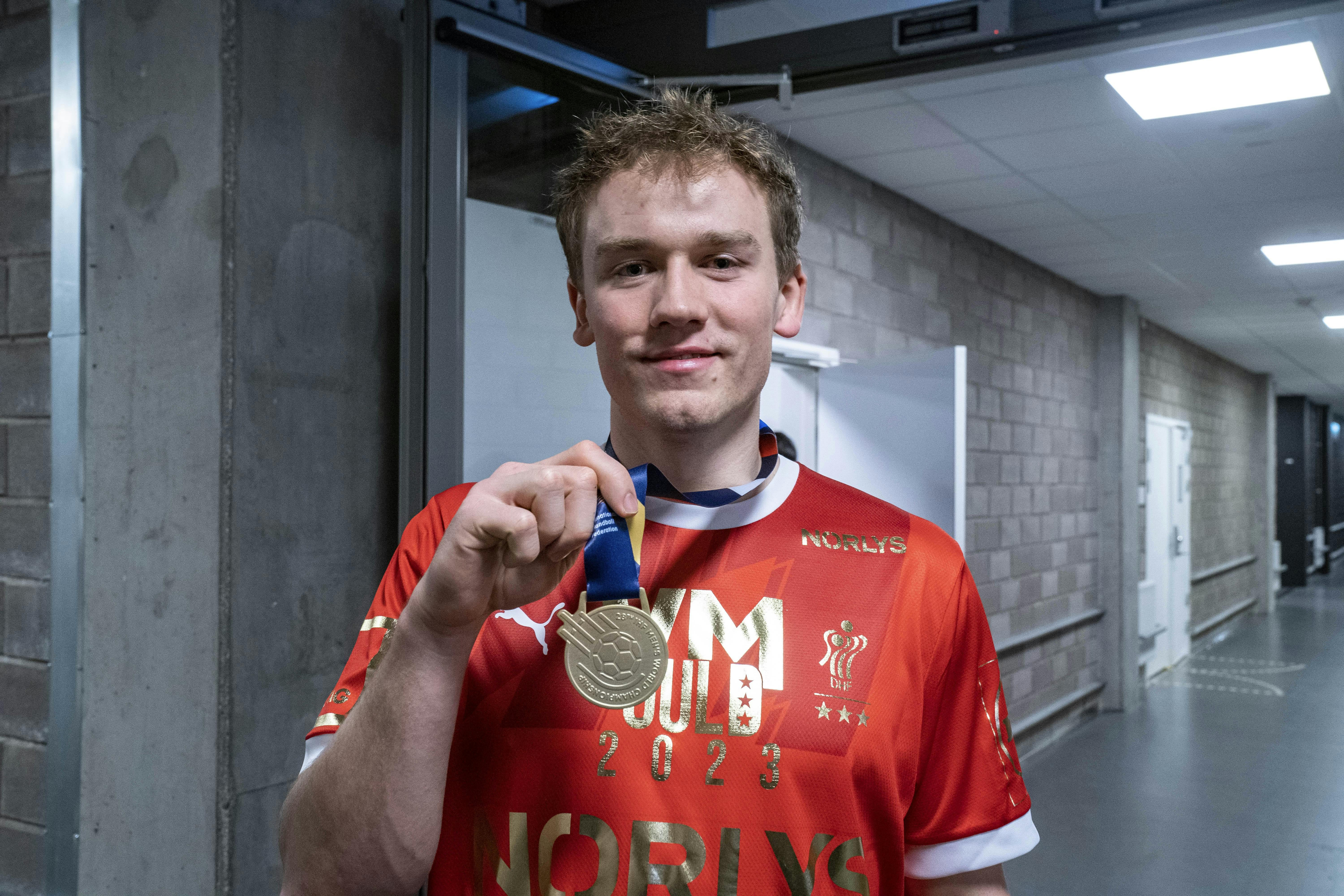 Simon Pytlick med sin VM-medalje.