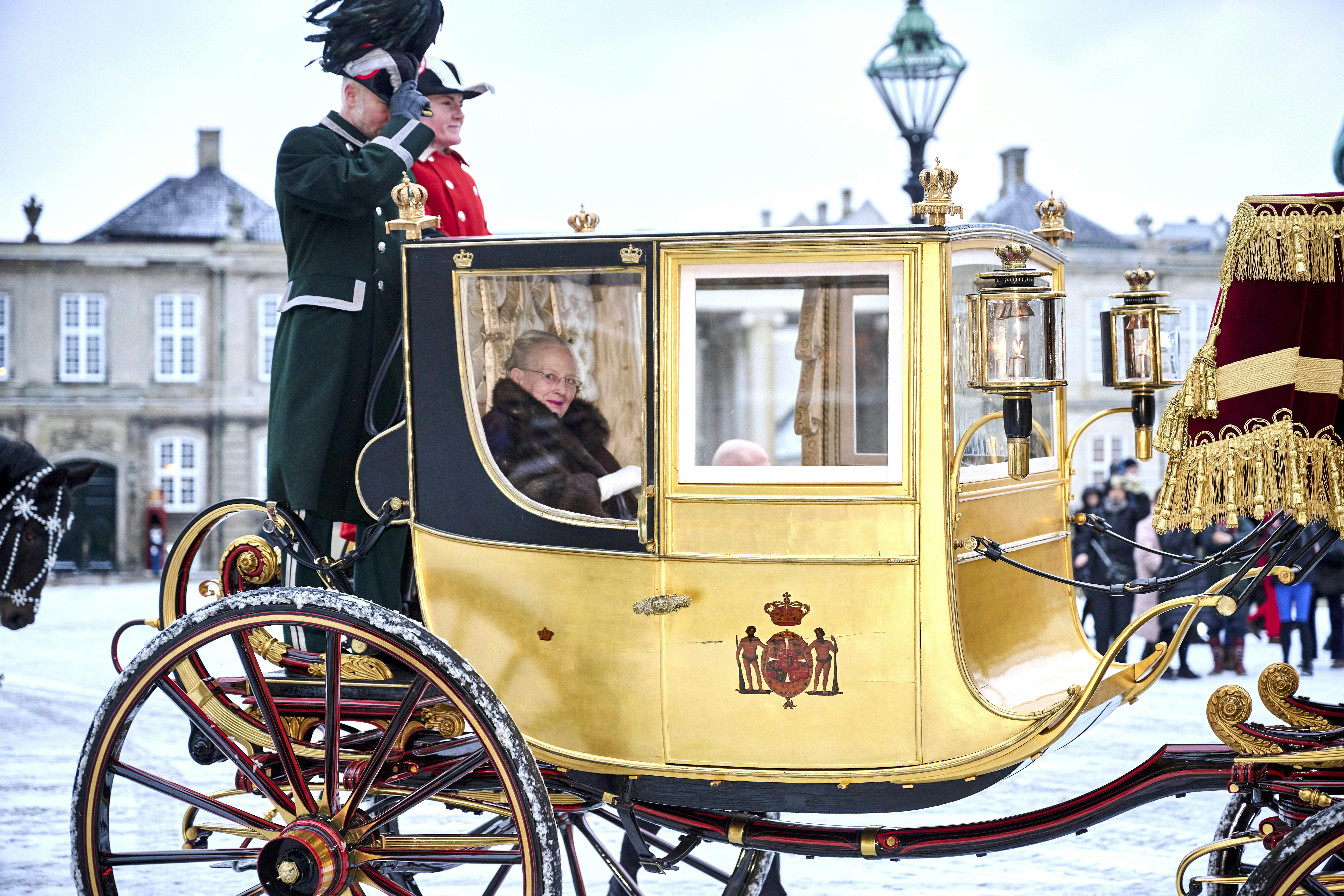 H.M. Dronningen eskorteres af Gardehusarregimentets Hesteskorte i karet fra Christian IX’s Palæ på Amalienborg til Christiansborg Slot.