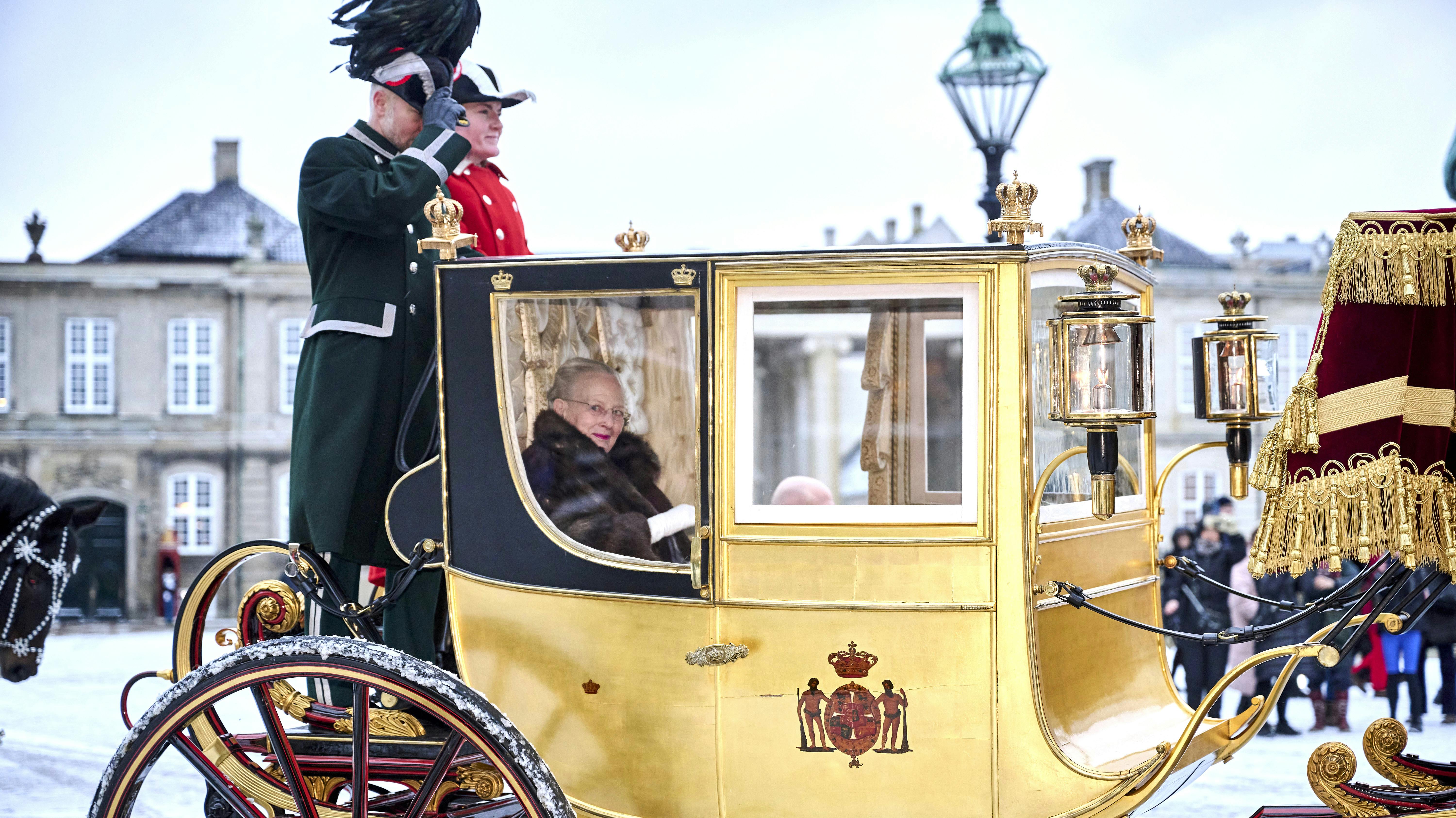 Opgavebeskrivelse: H.M. Dronningen eskorteres af Gardehusarregimentets Hesteskorte i karet fra Christian IX’s Palæ på Amalienborg til Christiansborg SlotJournalist: Marianne Singer og Ulrik UlriksenSted: Amalienborg, KøbenhavnFotograf: Lars H. LaursenOptagelsedato: 2024.01.04