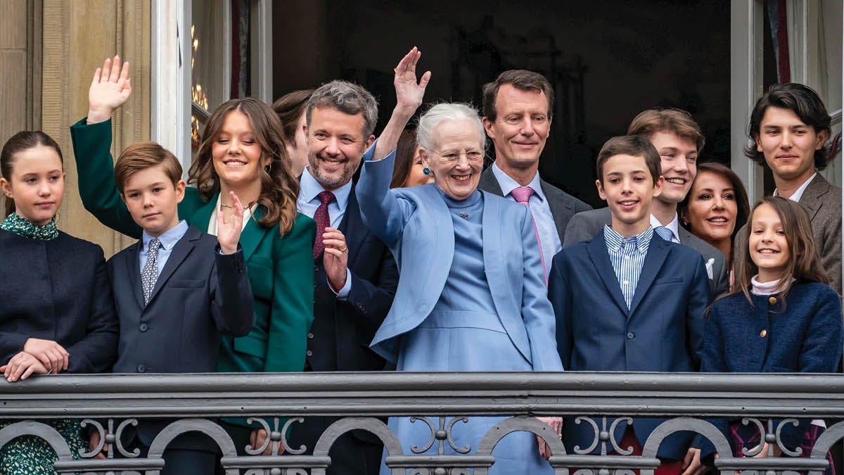 Den kongelige familie på balkonen på Amalienborg. 