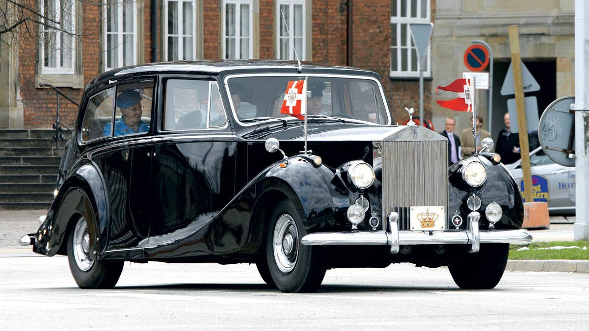 Dronning Margrethe i "Store Krone", som kongehusets Rolls-Royce Silver Wraith fra 1958, også kaldes.&nbsp;