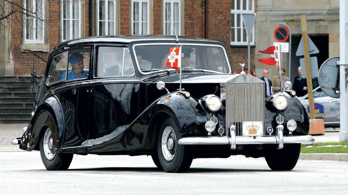 Dronning Margrethe i "Store Krone", som kongehusets Rolls-Royce Silver Wraith fra 1958, også kaldes. 