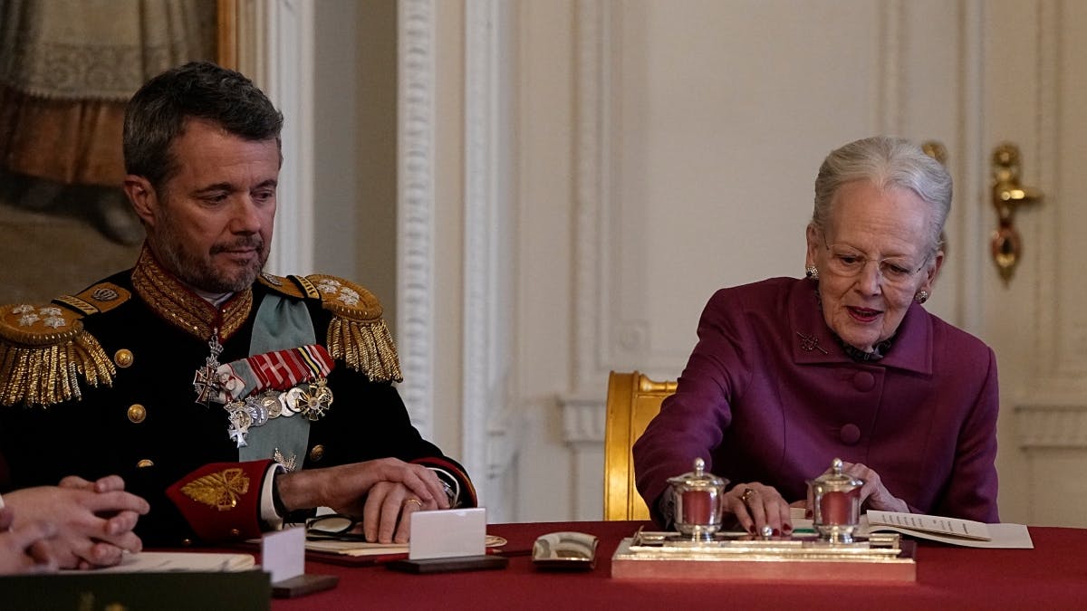 Dronning Magrethe og kong Frederik til statsråd.&nbsp;