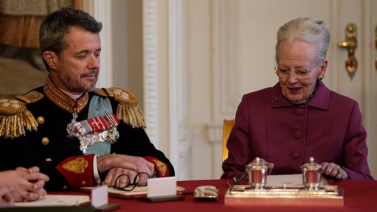 Dronning Margrethe skriver under på sin abdikation.