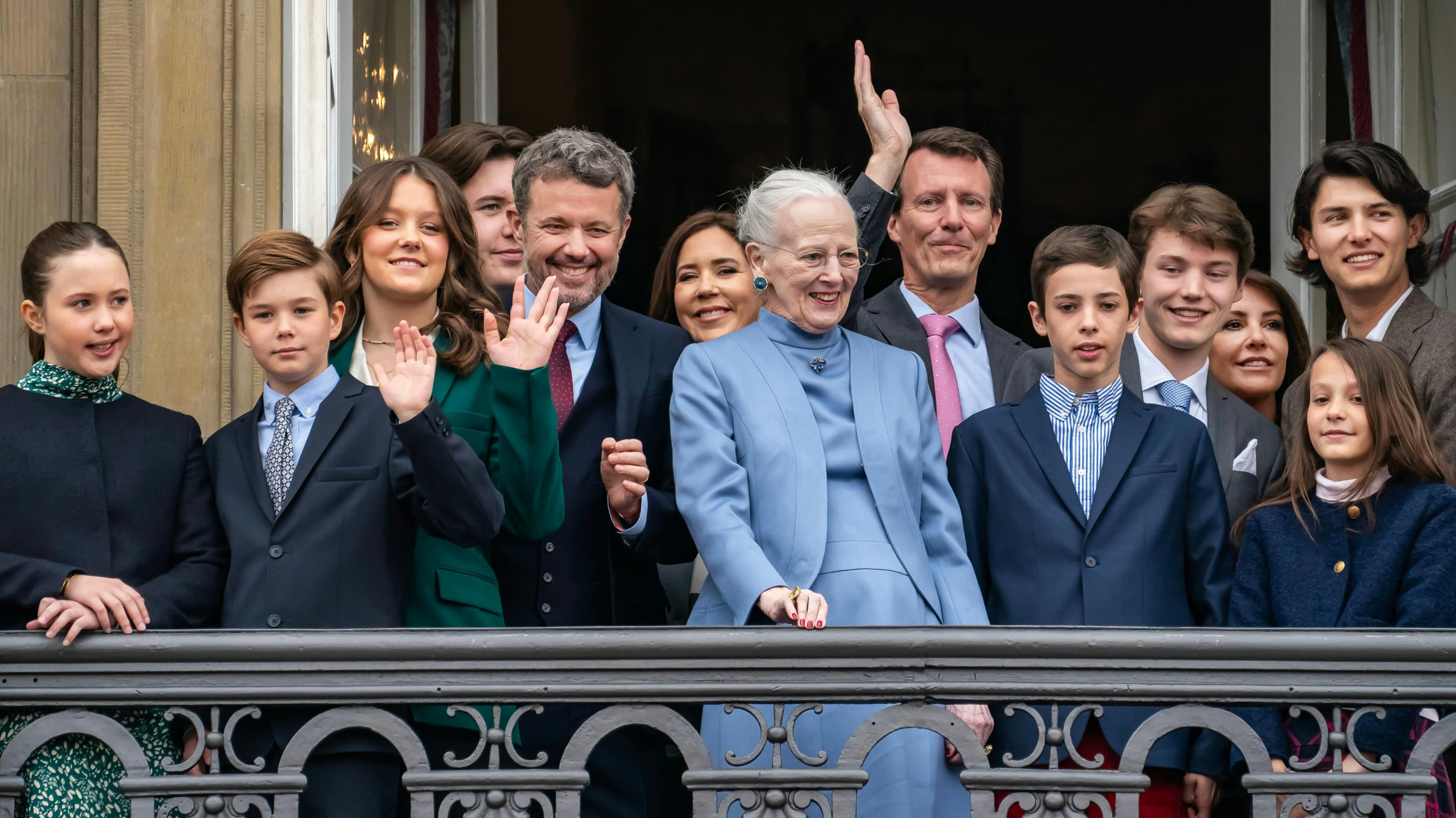 Dronning Margrethe med sin familie på balkonen.&nbsp;