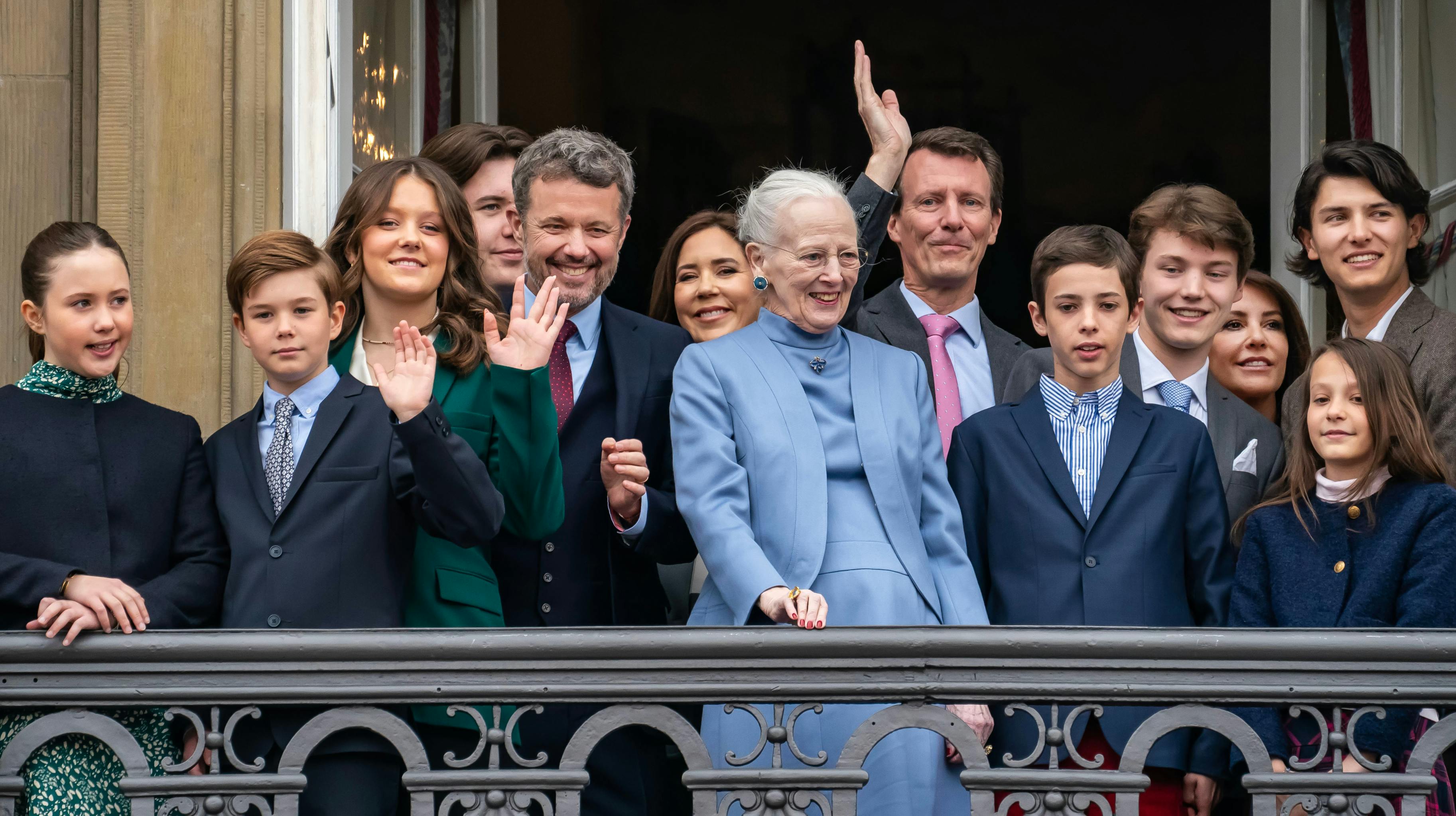 Dronning Margrethe med sin familie på balkonen. 