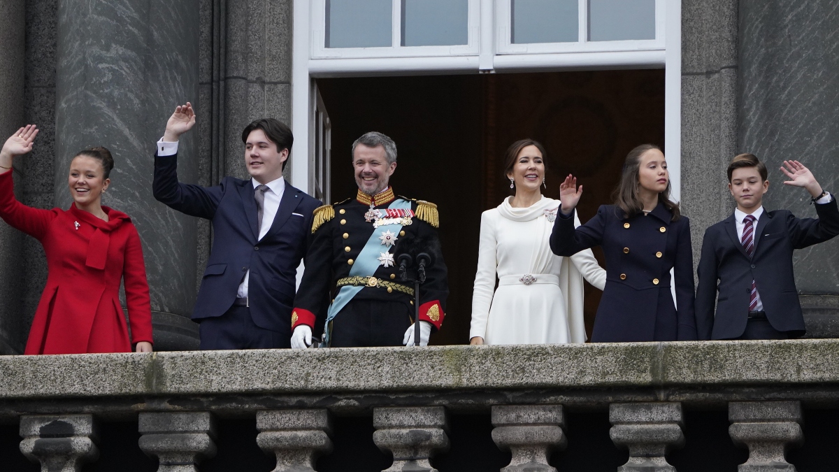 Hvad Skal Kongefamilien Lave Søndag Aften? Nu Giver Royal Ekspert Sit ...