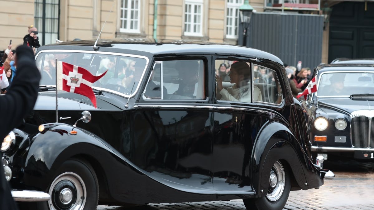 Kronprinsesse Mary kører fra Amalienborg