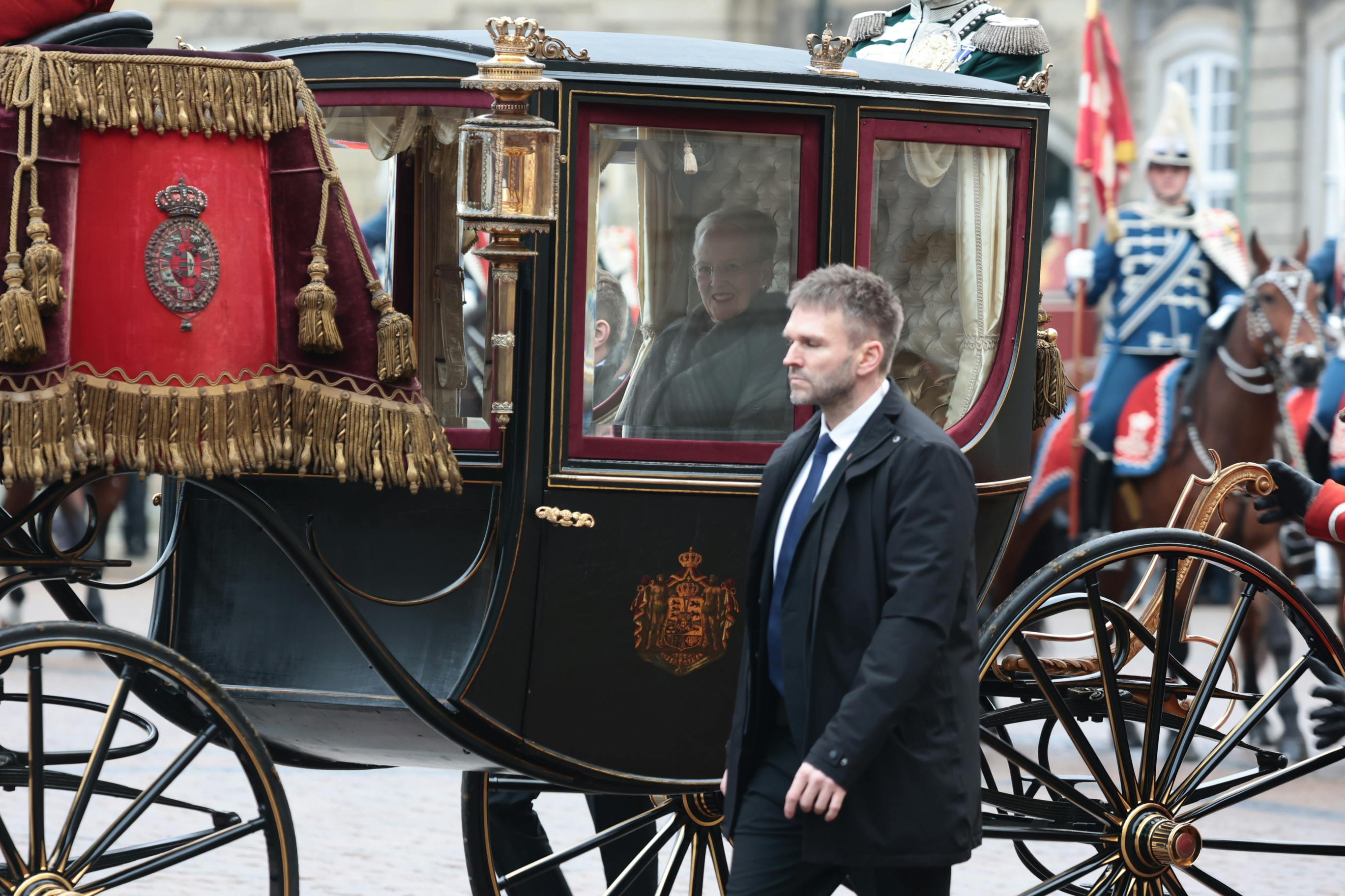 Dronning Margrethe kører i karet