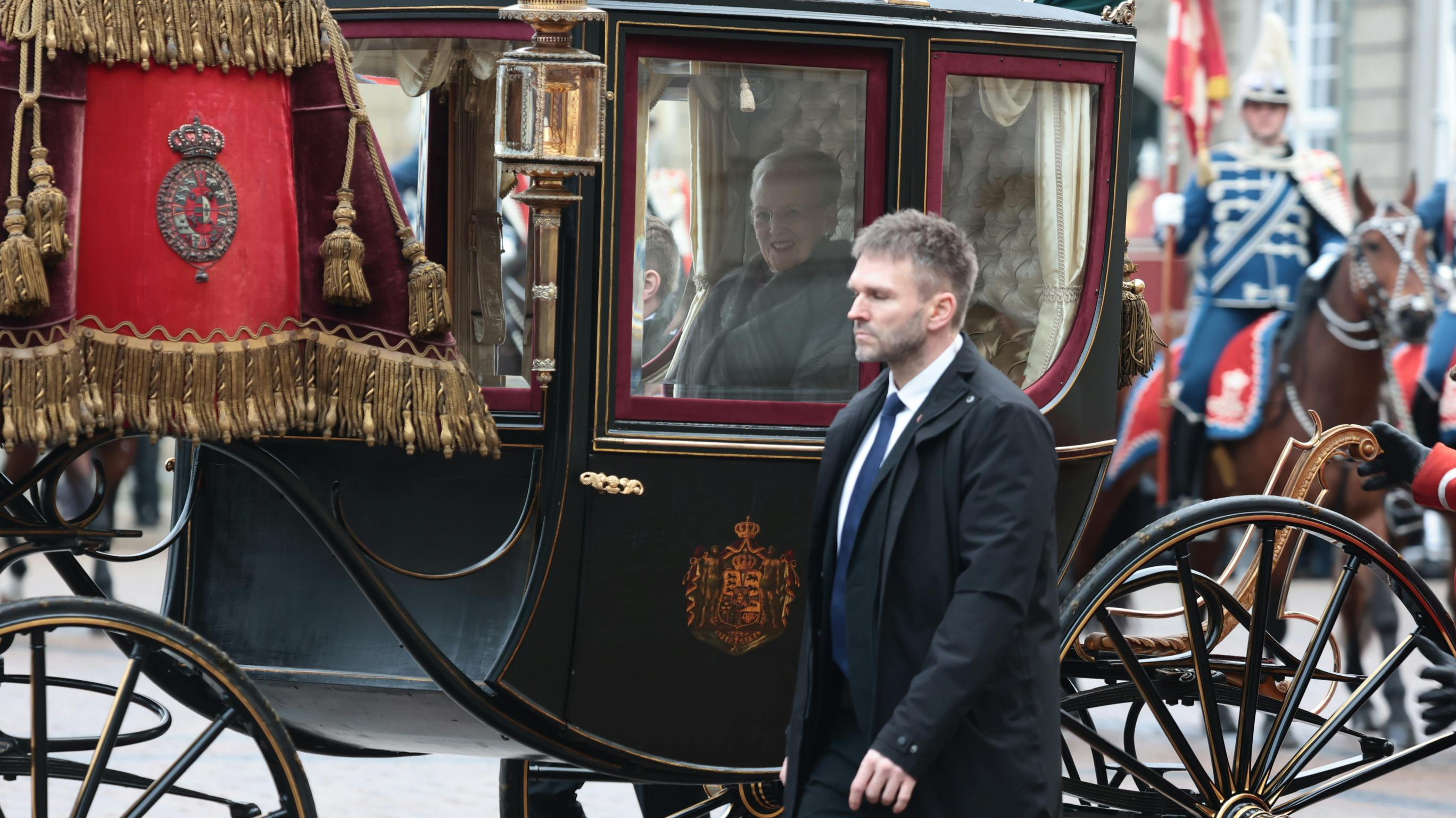 Dronning Margrethe kører i karet
