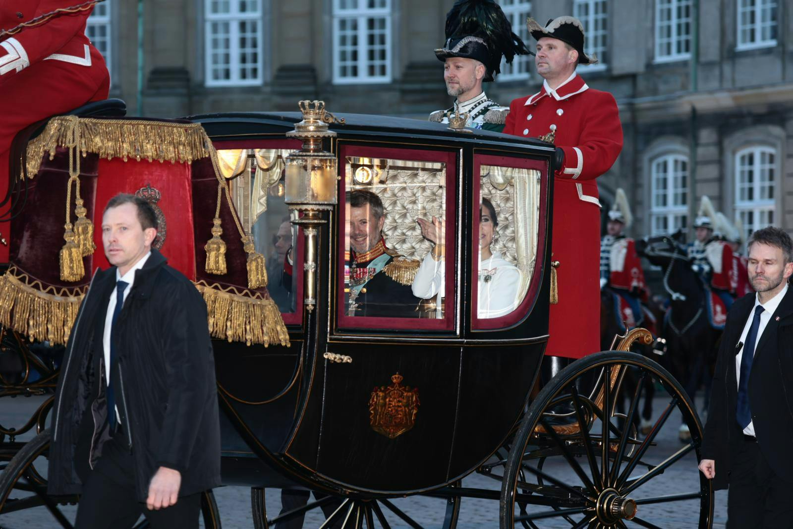 Kong Frederik og dronning Mary på vej i karet.