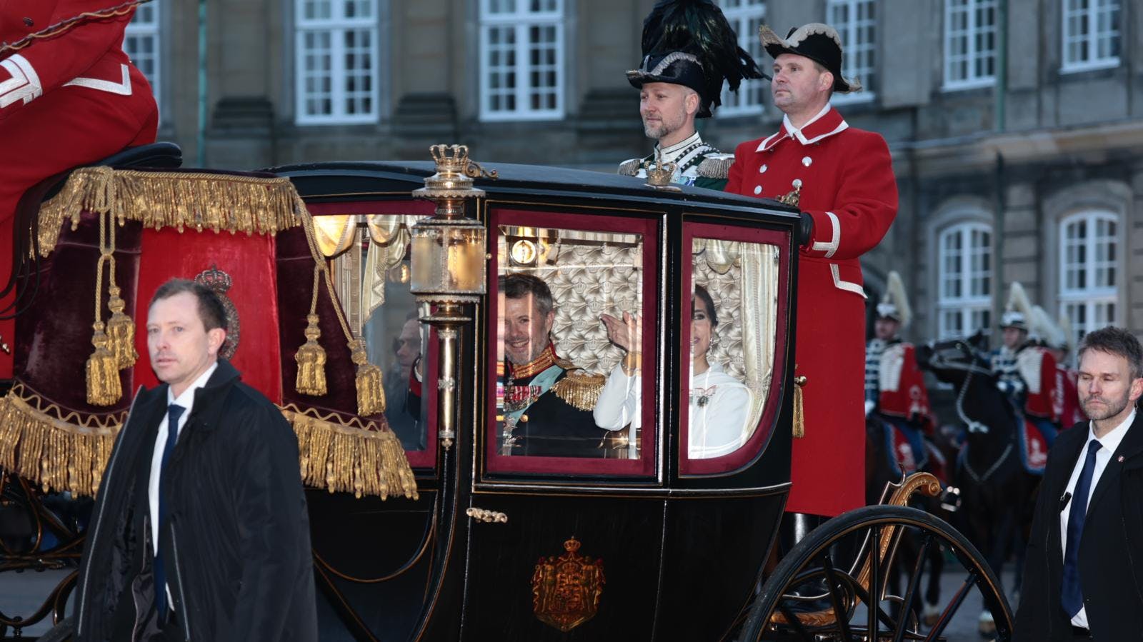 Kong Frederik og dronning Mary på vej i karet.