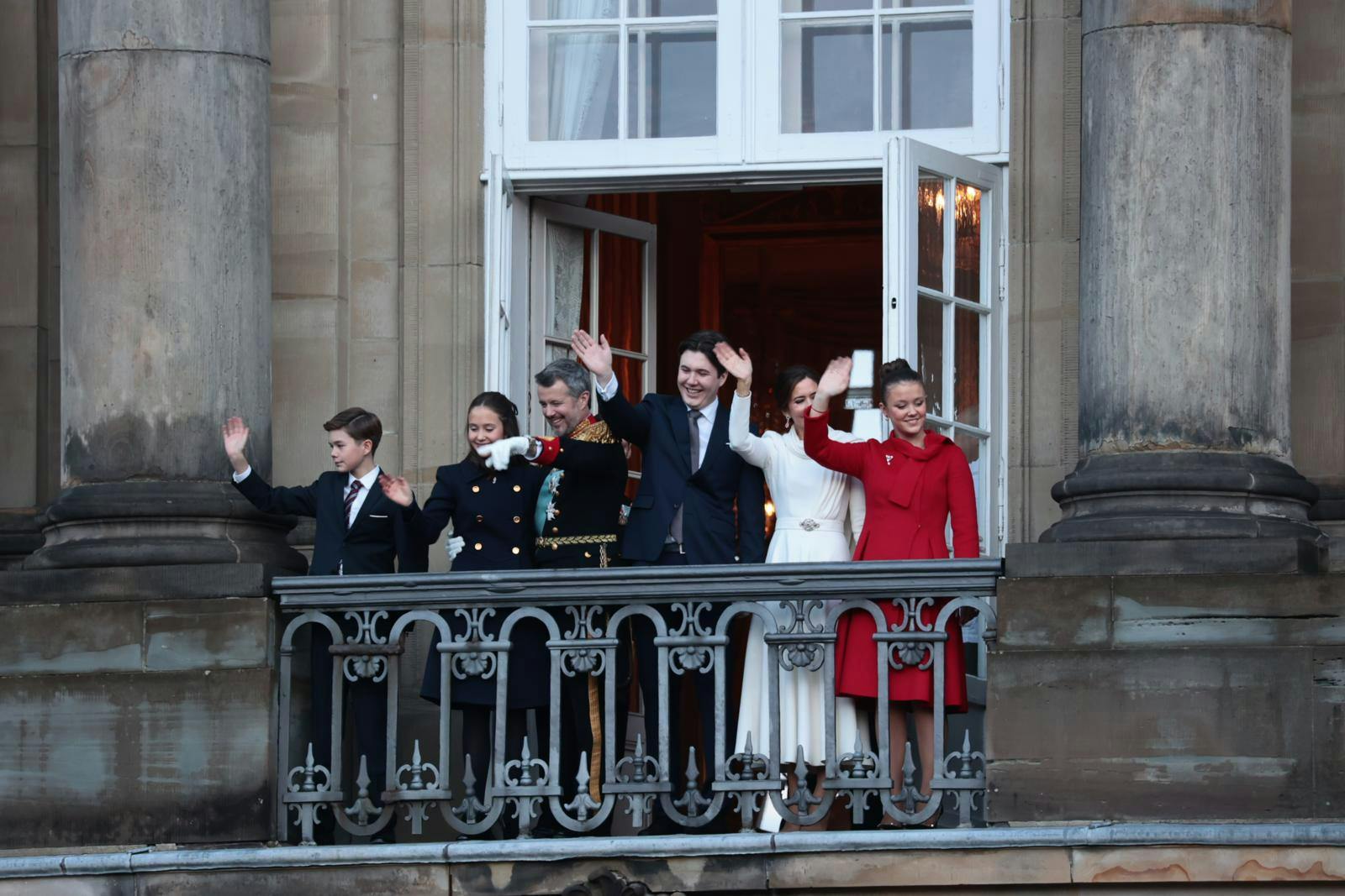Den kongelige familie på balkonen påFrederik VIII’s Palæ på Amalienborg.