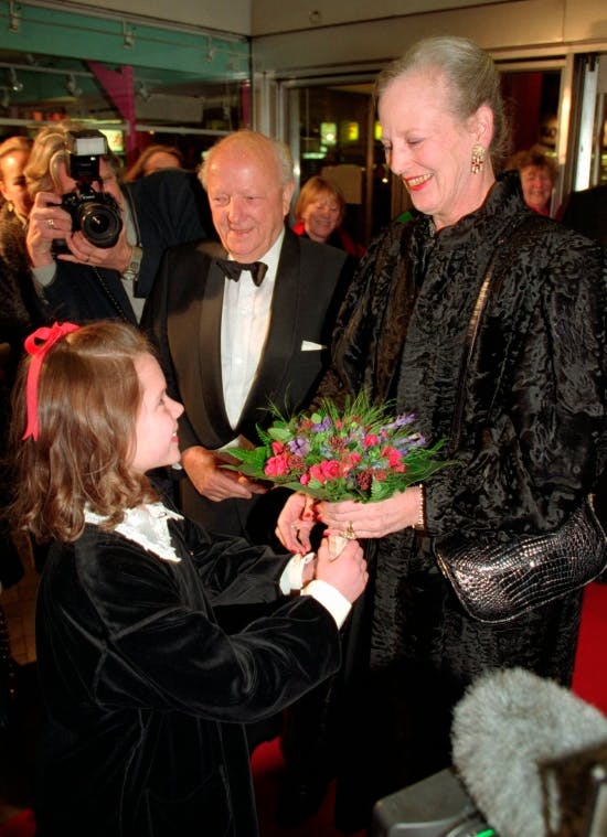 9-årige Amalie Dollerup overræller blomter til dronningen.