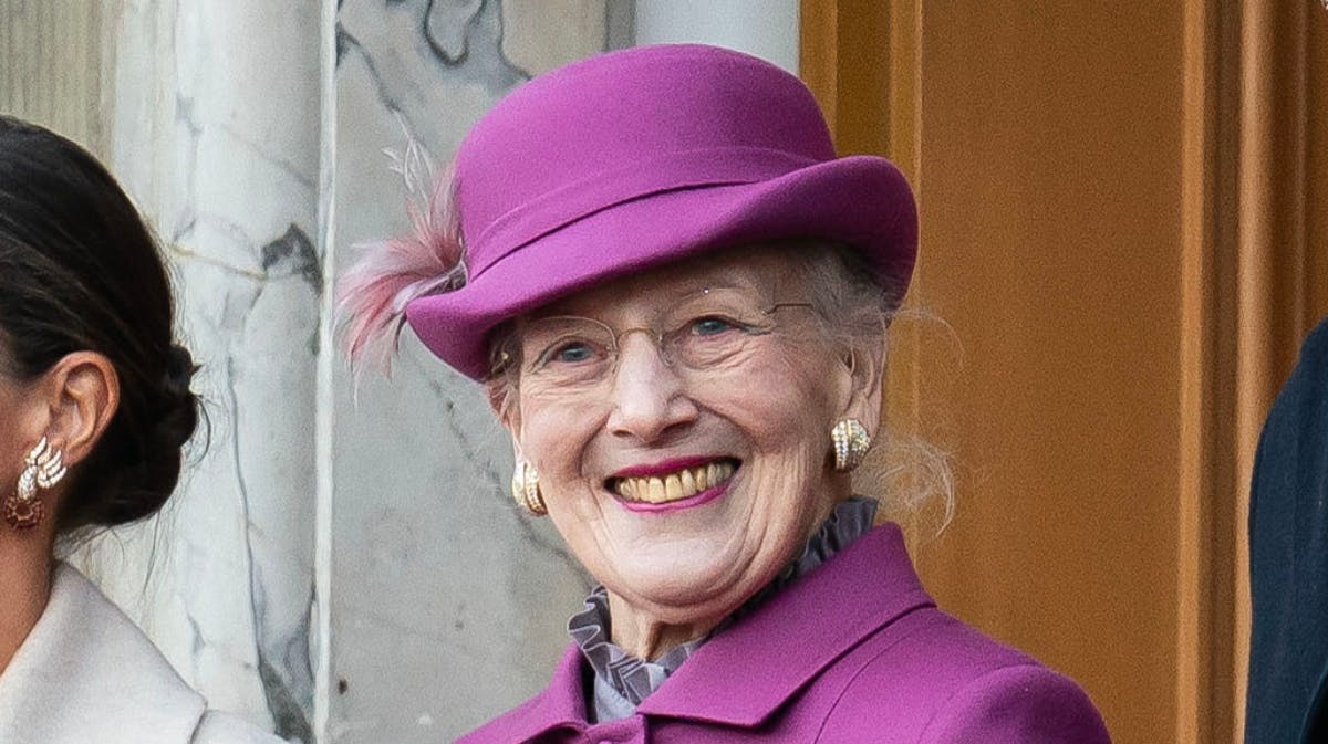 Dronning Margrethe, da hun første gang bar sit syrenfarvede sæt i 2022. 