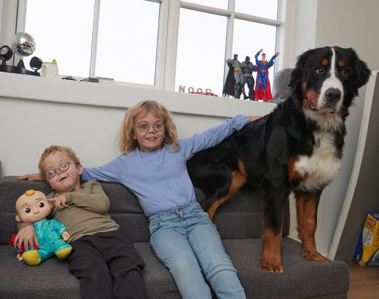 Nalina og Noor med Berner Sennen vovsen Otto.