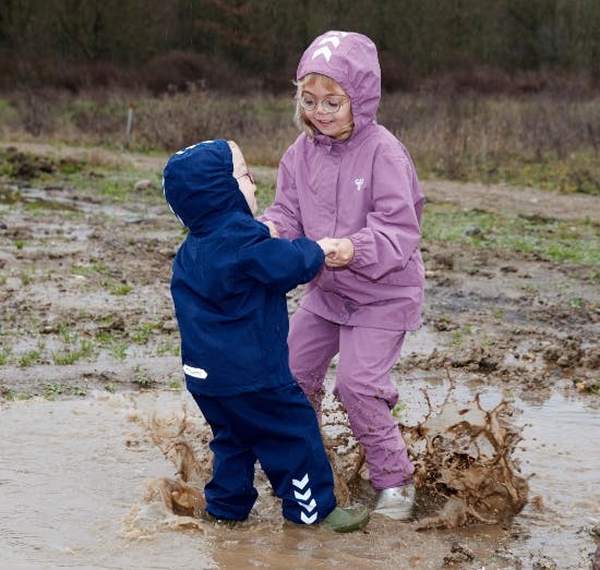Nalina og Noor får en svingom.