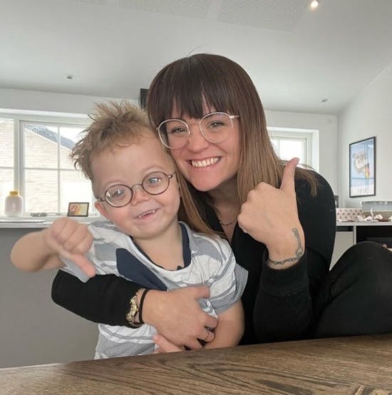 Mor Karina med sin femårige søn Noor.