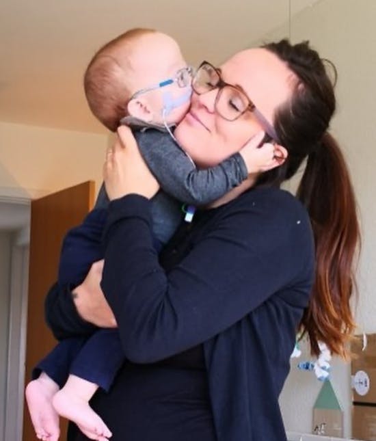 Lille Noor med mor Karina.