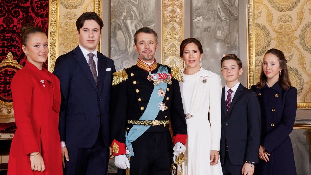Kongehusets officielle billede af kongefamilien fra tronsalen efter tronskiftet