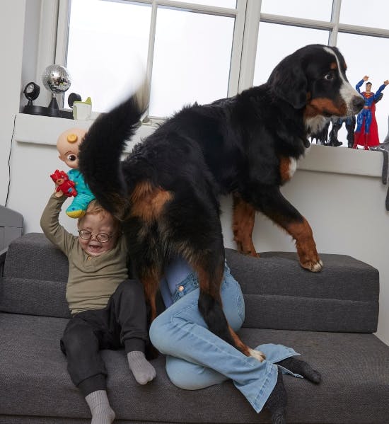 Noor og Karina med familiehunden Otto.