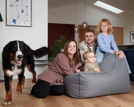 Nalinas familie med vovsen Otto.