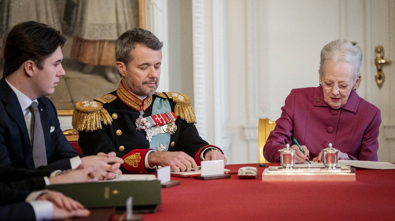 Dronning Margrethe underskriver sin abdikationserklæring.&nbsp;
