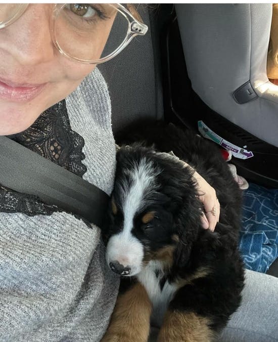 Karina Arensbach med hundehvalpen Otto.