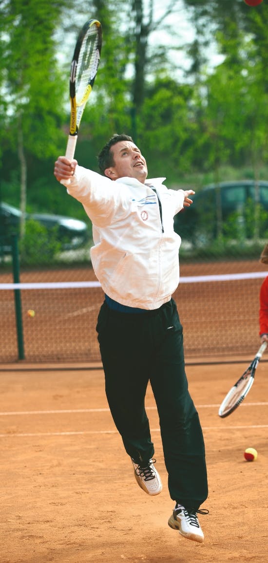 Frederik i aktion på tennisbanen i klubben B.93