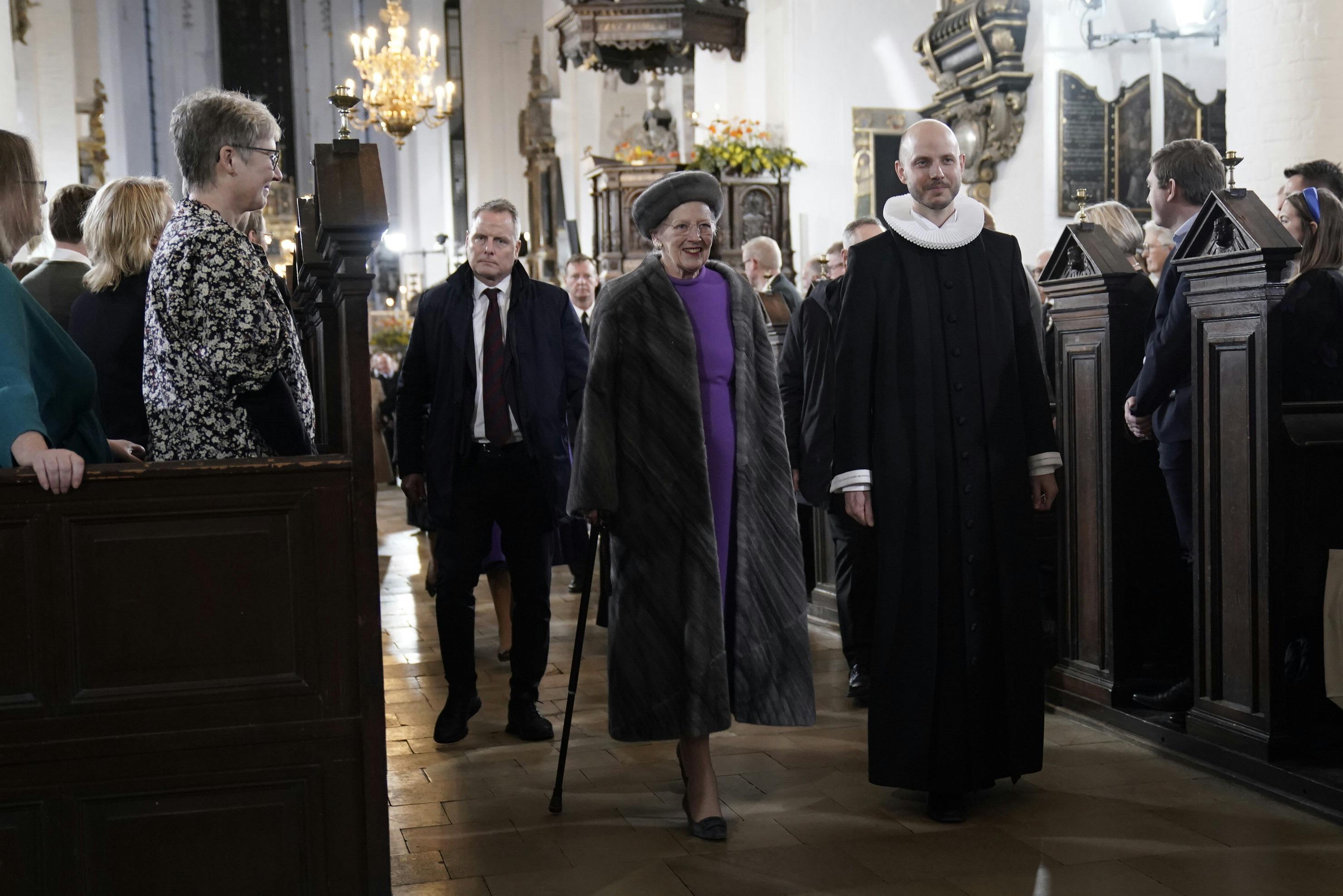 Dronning Margrethe i sin lilla kjole og grå pelsfrakke