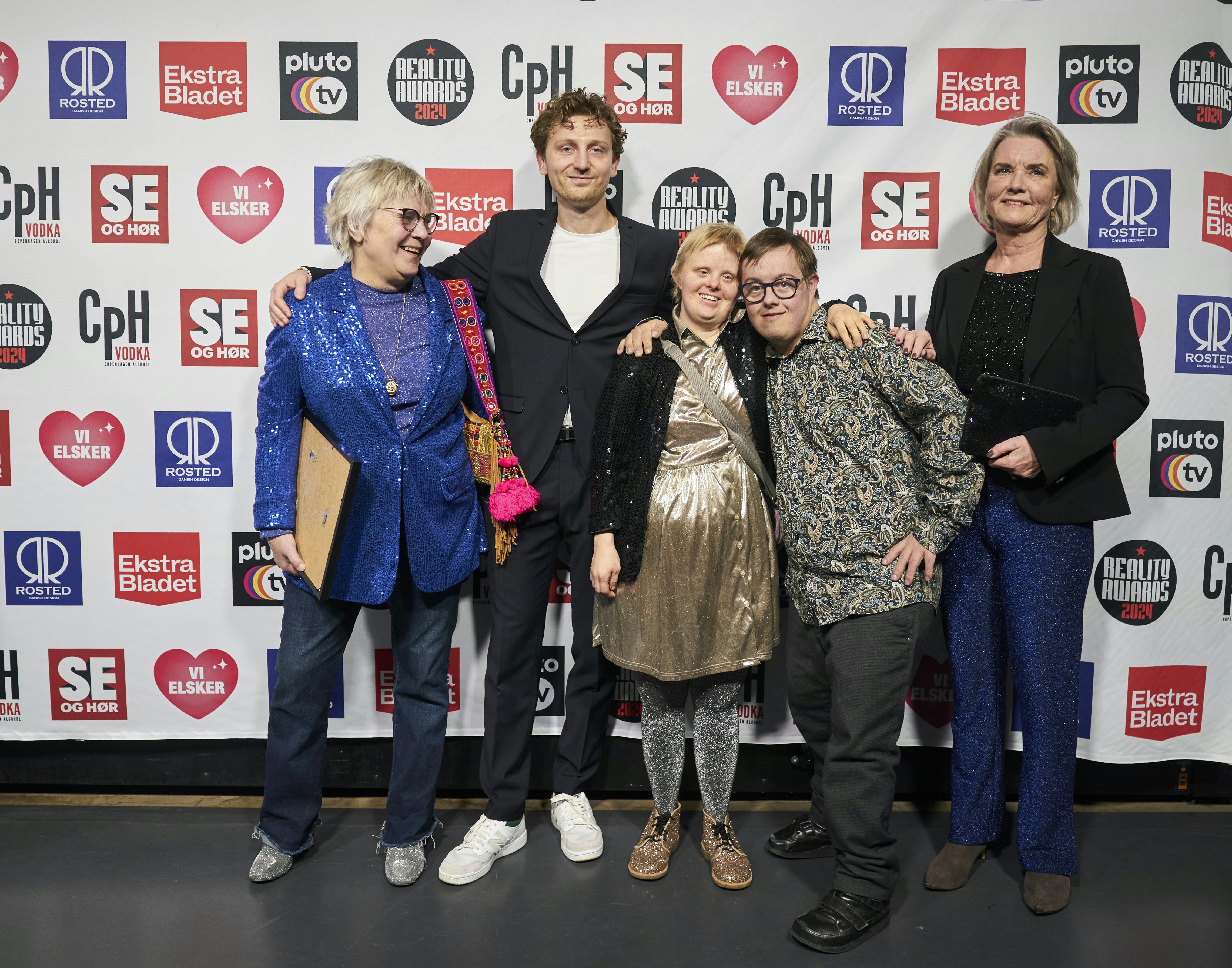 Tilde med sin mor Susse (t.v.) og Jeff med sin mor Mitzie (t.h.) på den røde løber til Reality Awards. 