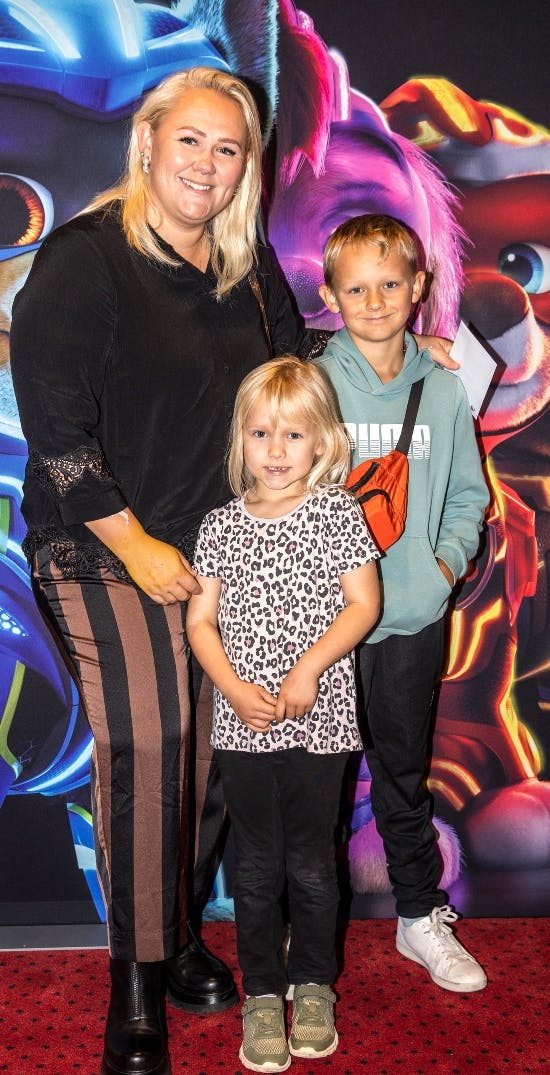 Cecilie Schmeichel og Joakim Pilkær med børnene Noah og Sofie. 