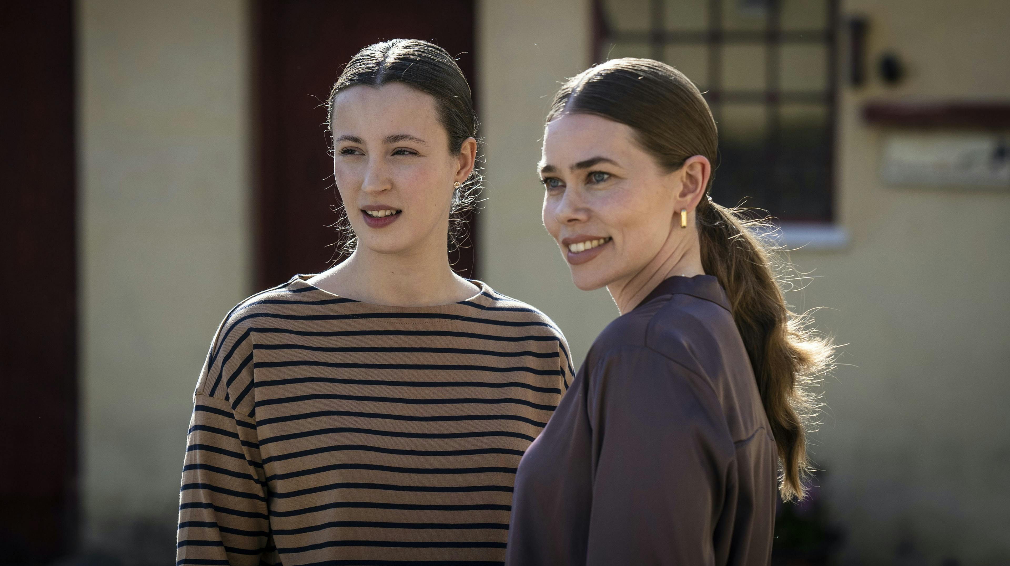 Josephine Højbjerg og Birgitte Hjort Sørensen i "Dark Horse". 