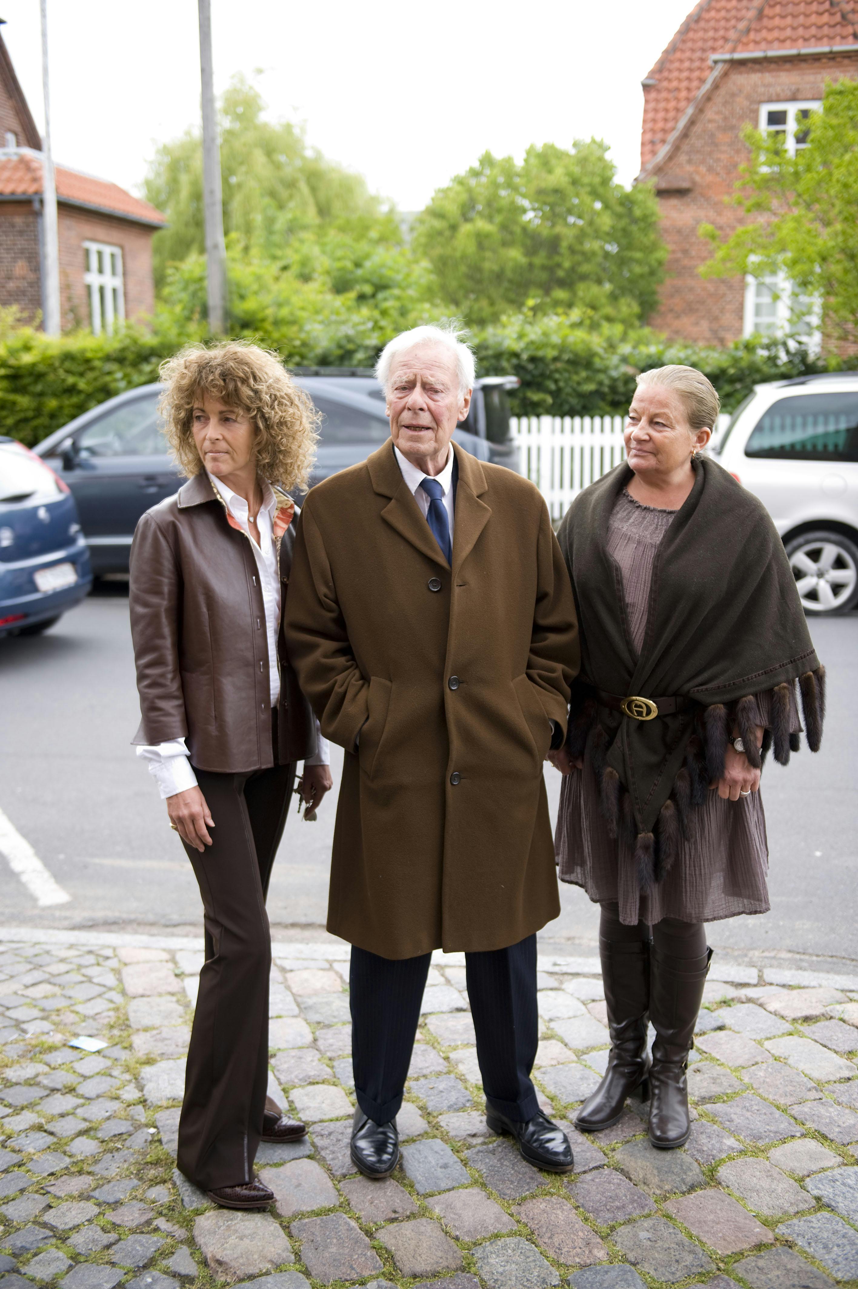 Helle Virkners bisættelse (begravelse) i Skovshoved Kirke -    William Rosenberg med datter Henriette Rosenberg (tv.) - datter Maria Fink (th.) - familie -Dato: 15.06.2009 -Foto: Jesper Sunesen