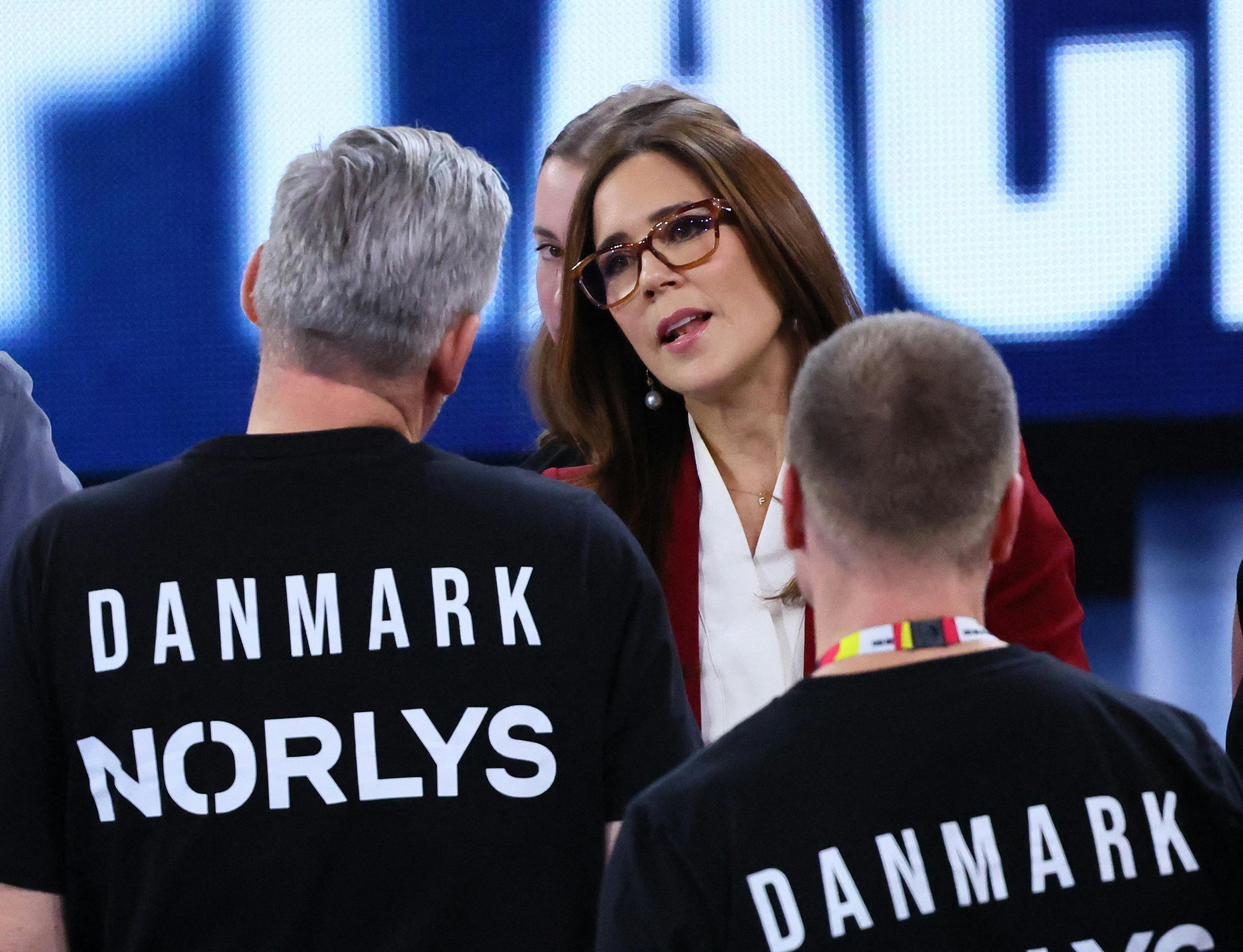 Handball - EHF 2024 Men's European Handball Championship - Final - France v Denmark - Lanxess-Arena, Cologne, Germany - January 28, 2024 Queen Mary Elizabeth of Denmark presents Denmark coach Nikolaj Jacobsen his runner up medal REUTERS/Wolfgang Rattay