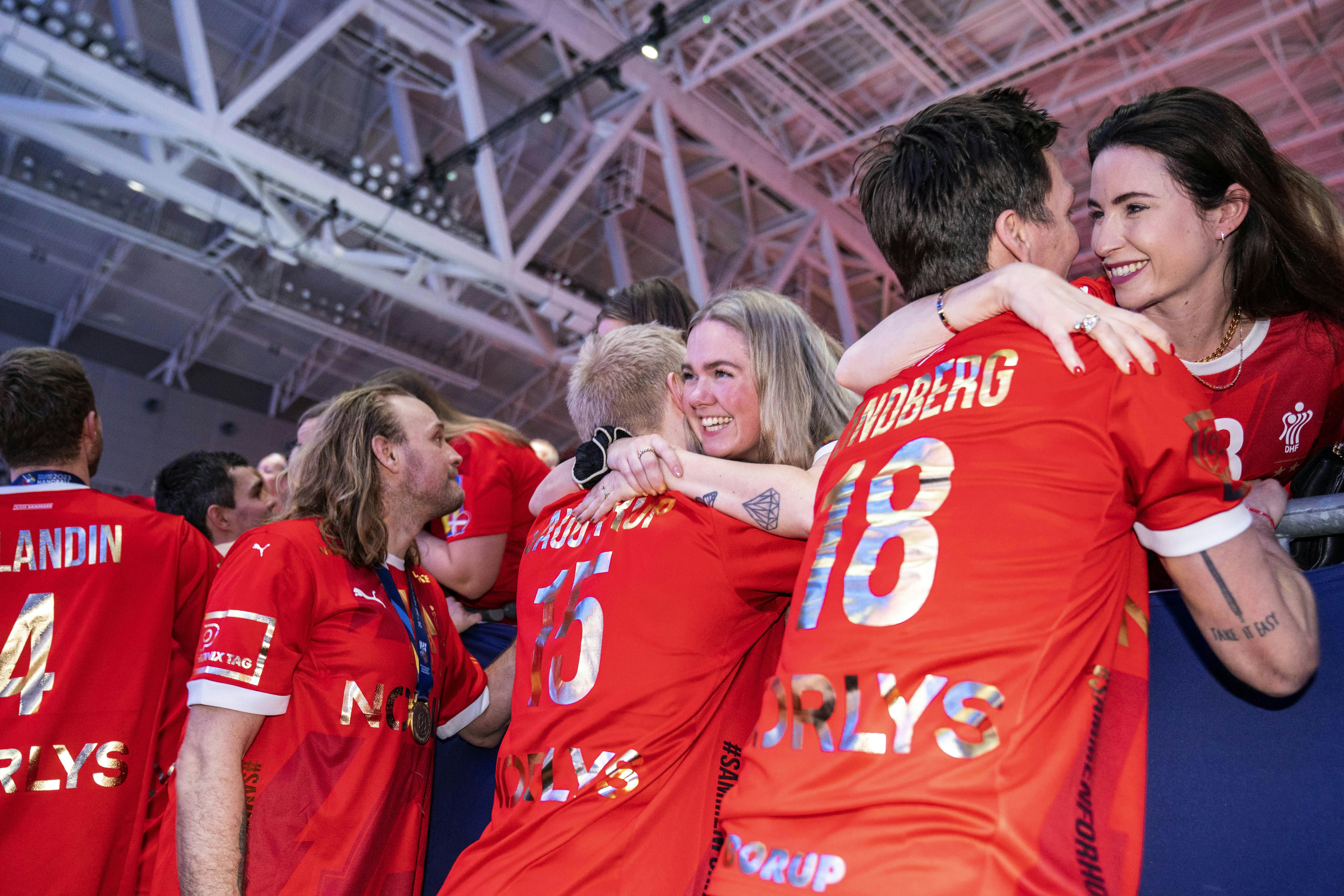 WM håndbold FinalDe danske håndbolddrenge bankede Frankrig og tog den tredje VM-guldmedalje i træk.Dansk WM-guld fest på hotellet. Kys og kærlighed  VM finale i håndbold  Danmark og Frankrig i Tele2 Arena i Stockholm.