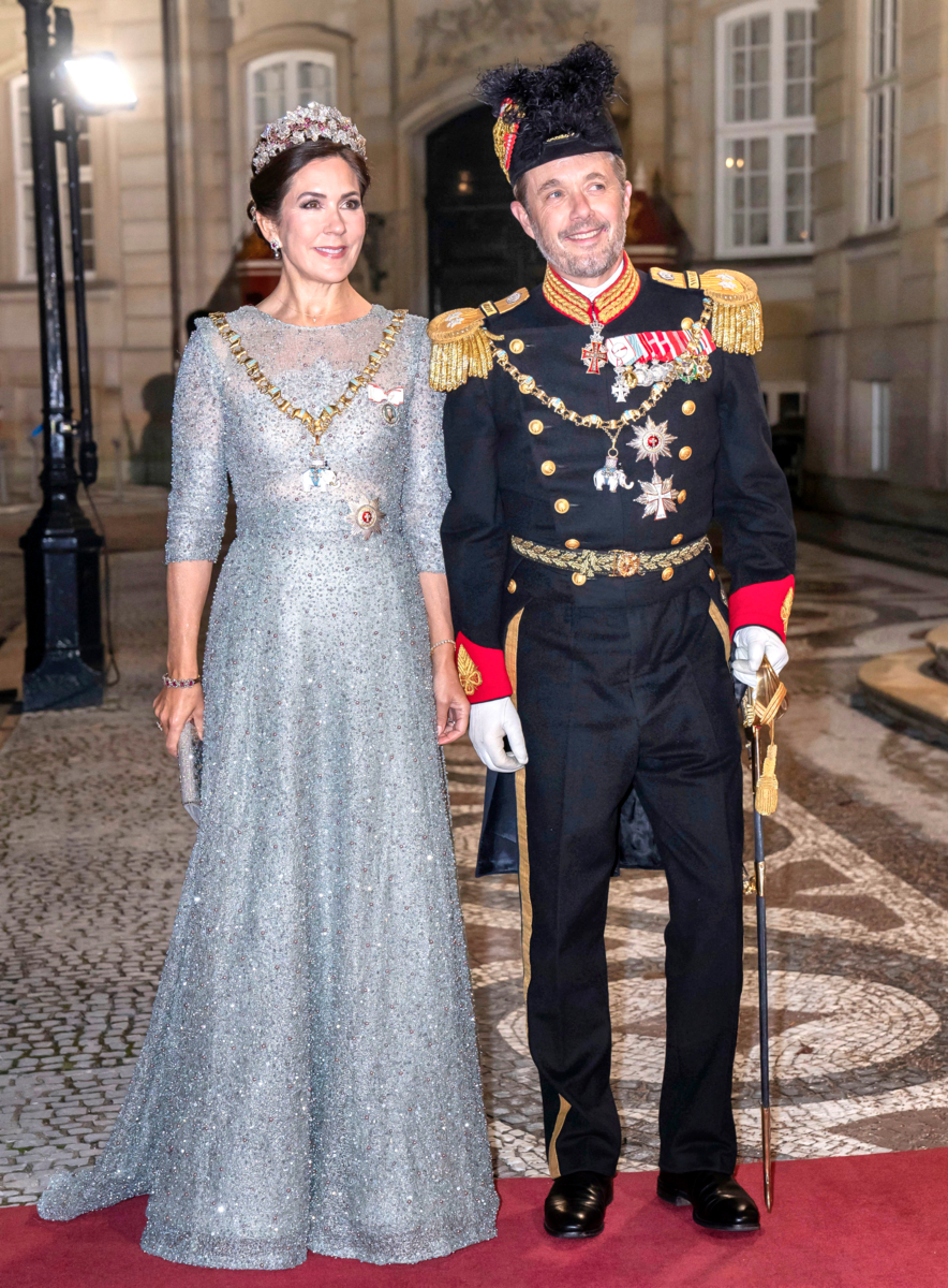 OPGAVE: Dronningen afholder nytårskur og -taffel for regeringen, Folketingets formand, repræsentanter for det officielle Danmark og Hoffet. Kronprinsesse Mary og Kronprins Frederik ankommerSTED: Christian VII's Palæ, AmalienborgJOURNALIST: Ulrik, Marianne, JanFOTOGRAF: Hanne Juul DATO: 20230101