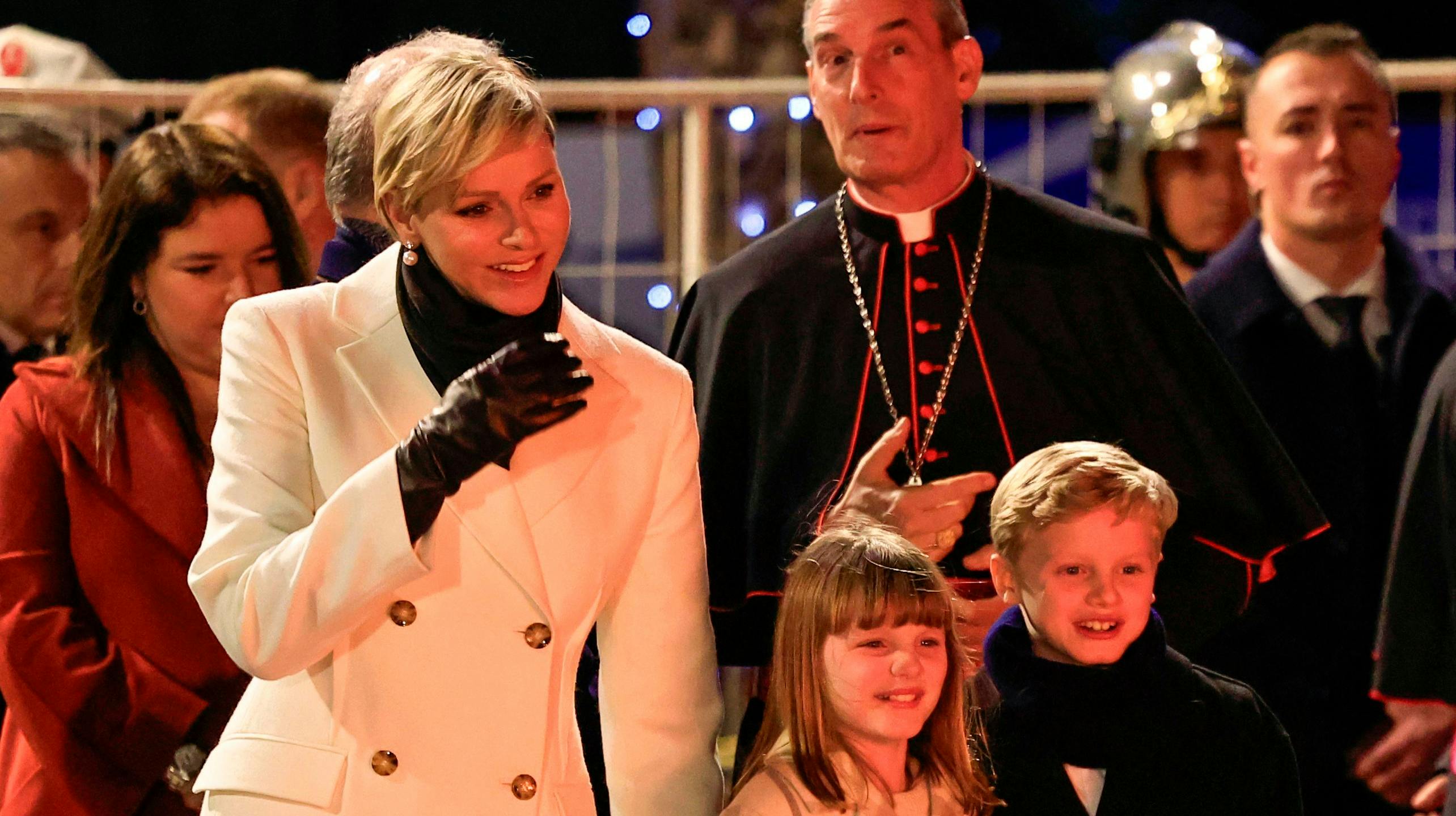 Fyrstinde Charlene med børnene prins Jacques og prinsesse Gabriella. 